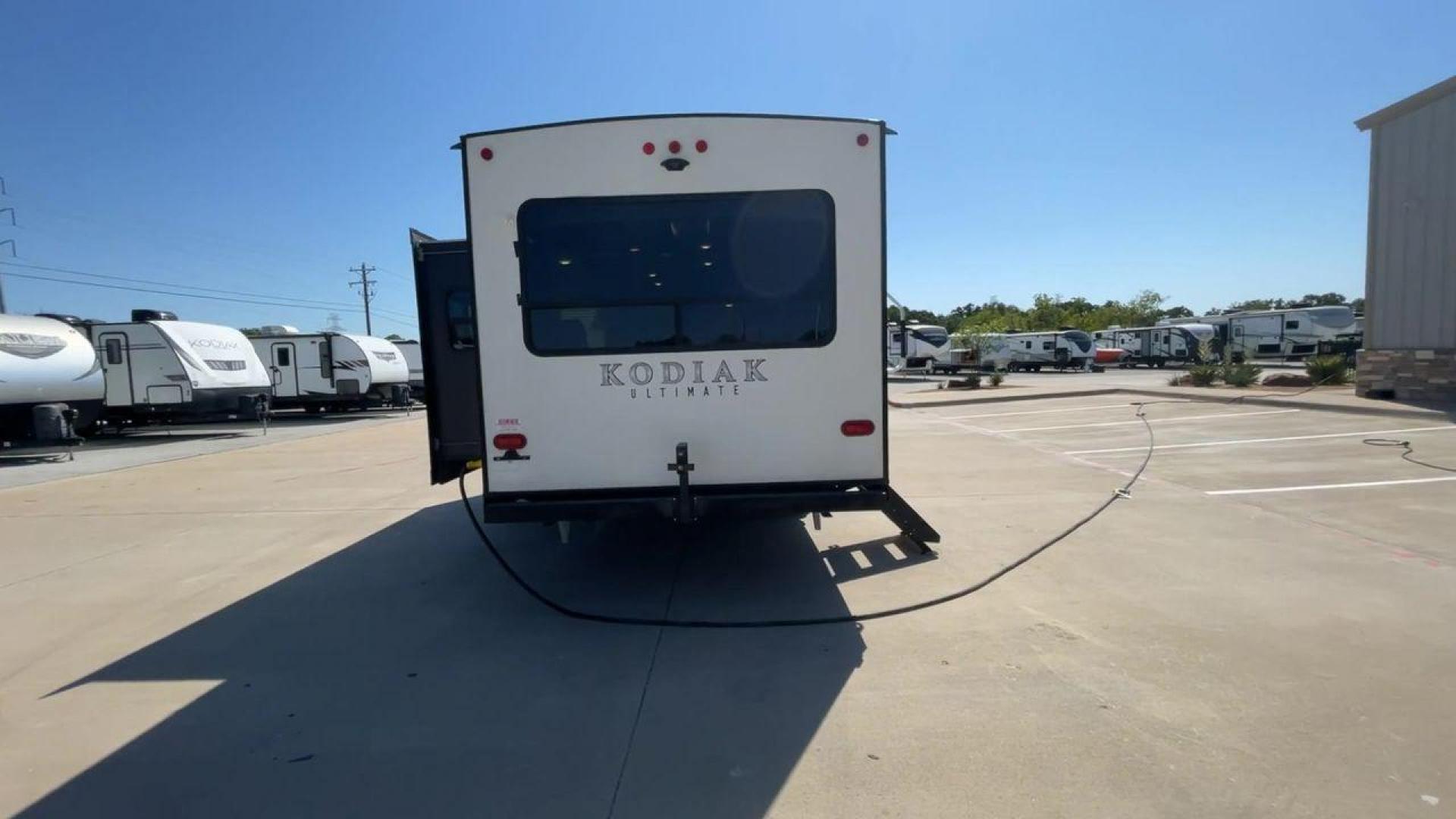 2019 KEYSTONE KODIAK 290RLSL (4YDT29021KJ) , Length: 33.58 ft. | Dry Weight: 6,315 lbs. | Slides: 1 transmission, located at 4319 N Main Street, Cleburne, TX, 76033, (817) 221-0660, 32.435829, -97.384178 - This 2019 Keystone Kodiak 290RLSL is a dual-axle aluminum wheel setup measuring 33.58 ft. in length and 11.17 ft. in height. It has a dry weight of 6,315 lbs. and a payload capacity of 1,285 lbs. It also has a manageable hitch weight of 908 lbs. This travel trailer comes with two doors, one slide, a - Photo#8