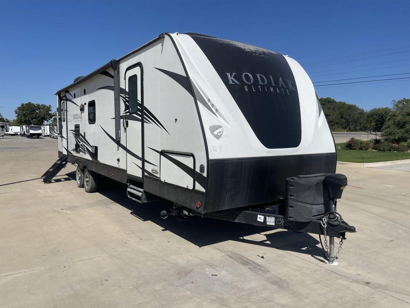 2019 KEYSTONE KODIAK 290RLSL (4YDT29021KJ) , Length: 33.58 ft. | Dry Weight: 6,315 lbs. | Slides: 1 transmission, located at 4319 N Main Street, Cleburne, TX, 76033, (817) 221-0660, 32.435829, -97.384178 - This 2019 Keystone Kodiak 290RLSL is a dual-axle aluminum wheel setup measuring 33.58 ft. in length and 11.17 ft. in height. It has a dry weight of 6,315 lbs. and a payload capacity of 1,285 lbs. It also has a manageable hitch weight of 908 lbs. This travel trailer comes with two doors, one slide, a - Photo#23