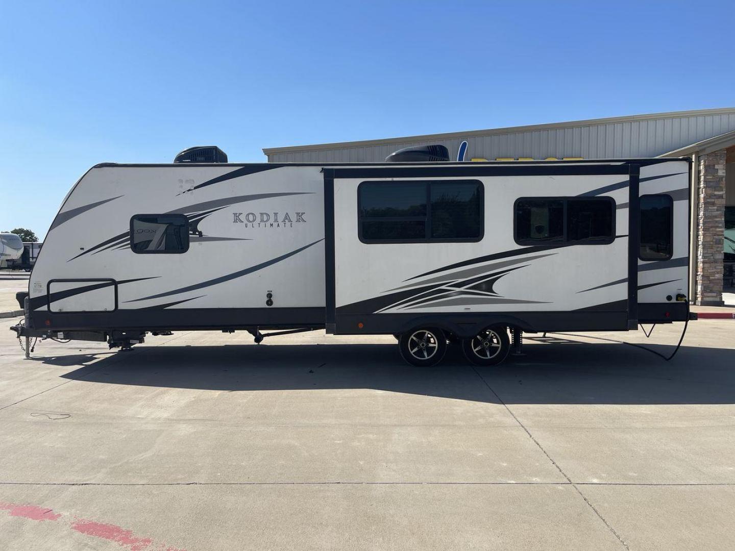 2019 KEYSTONE KODIAK 290RLSL (4YDT29021KJ) , Length: 33.58 ft. | Dry Weight: 6,315 lbs. | Slides: 1 transmission, located at 4319 N Main Street, Cleburne, TX, 76033, (817) 221-0660, 32.435829, -97.384178 - This 2019 Keystone Kodiak 290RLSL is a dual-axle aluminum wheel setup measuring 33.58 ft. in length and 11.17 ft. in height. It has a dry weight of 6,315 lbs. and a payload capacity of 1,285 lbs. It also has a manageable hitch weight of 908 lbs. This travel trailer comes with two doors, one slide, a - Photo#24