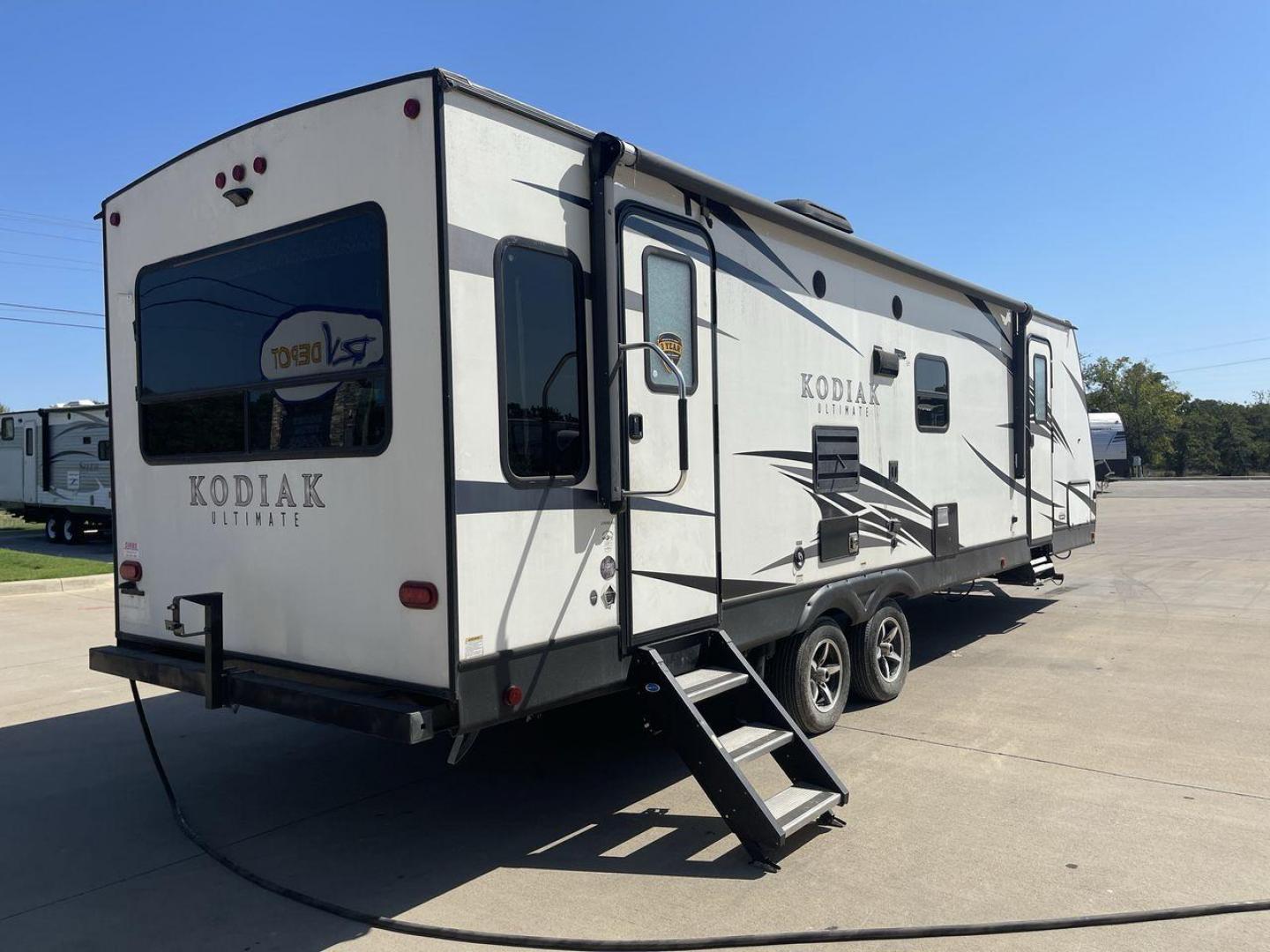 2019 KEYSTONE KODIAK 290RLSL (4YDT29021KJ) , Length: 33.58 ft. | Dry Weight: 6,315 lbs. | Slides: 1 transmission, located at 4319 N Main Street, Cleburne, TX, 76033, (817) 221-0660, 32.435829, -97.384178 - This 2019 Keystone Kodiak 290RLSL is a dual-axle aluminum wheel setup measuring 33.58 ft. in length and 11.17 ft. in height. It has a dry weight of 6,315 lbs. and a payload capacity of 1,285 lbs. It also has a manageable hitch weight of 908 lbs. This travel trailer comes with two doors, one slide, a - Photo#25