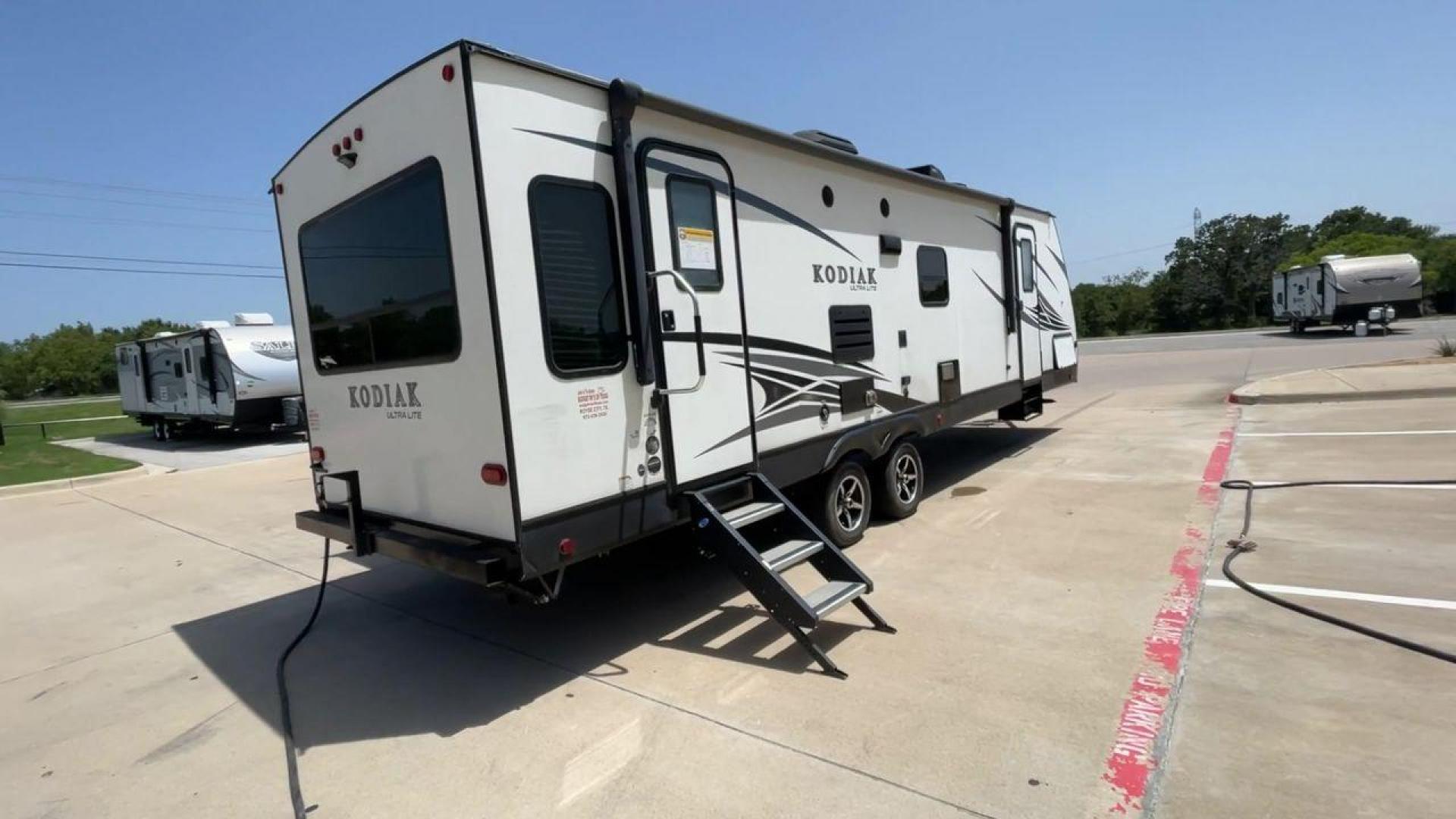 2019 KEYSTONE KODIAK 293RLSL (4YDT29322KJ) , located at 4319 N Main Street, Cleburne, TX, 76033, (817) 221-0660, 32.435829, -97.384178 - Photo#1