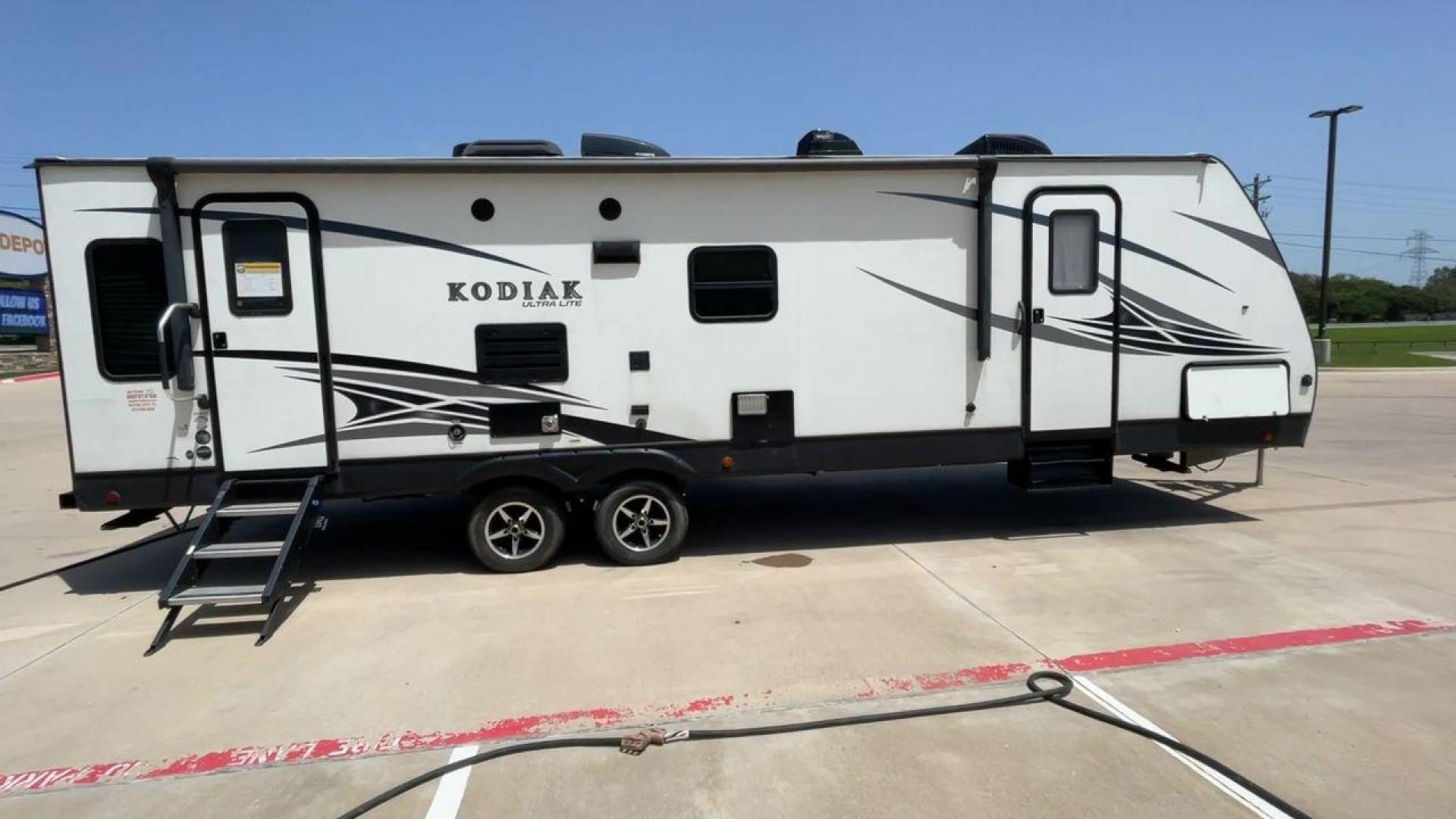 2019 KEYSTONE KODIAK 293RLSL (4YDT29322KJ) , located at 4319 N Main Street, Cleburne, TX, 76033, (817) 221-0660, 32.435829, -97.384178 - Photo#2