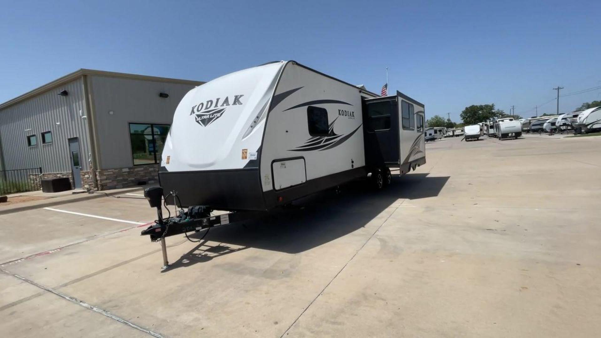 2019 KEYSTONE KODIAK 293RLSL (4YDT29322KJ) , located at 4319 N Main Street, Cleburne, TX, 76033, (817) 221-0660, 32.435829, -97.384178 - Photo#5