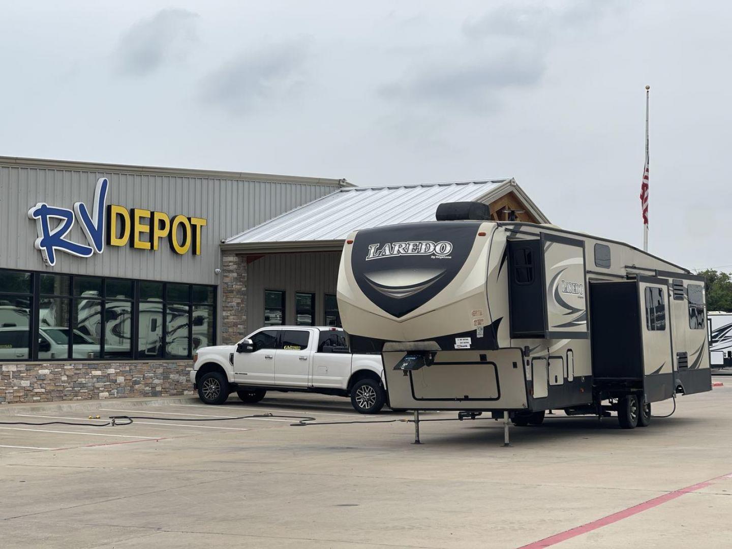 2019 KEYSTONE LAREDO 380MB (4YDF38023KE) , located at 4319 N Main Street, Cleburne, TX, 76033, (817) 221-0660, 32.435829, -97.384178 - Photo#0