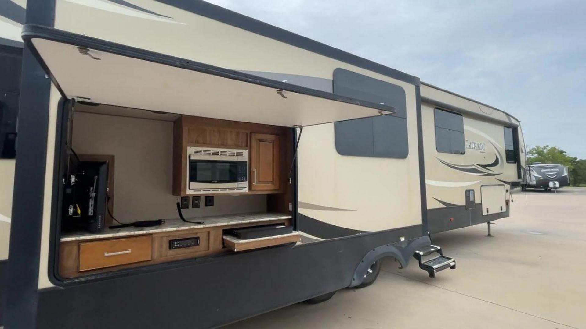 2019 KEYSTONE LAREDO 380MB (4YDF38023KE) , located at 4319 N Main Street, Cleburne, TX, 76033, (817) 221-0660, 32.435829, -97.384178 - Photo#1