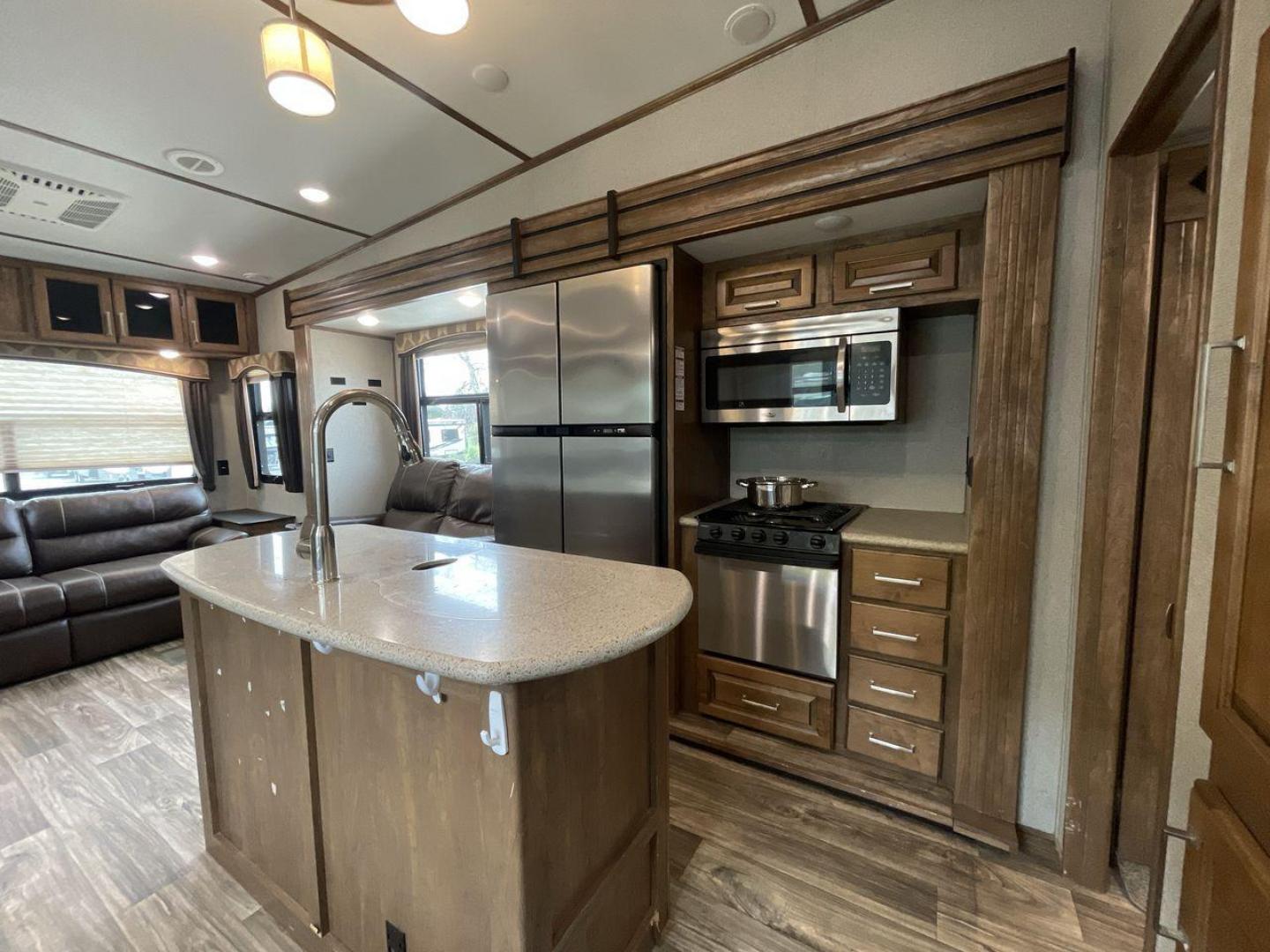 2019 KEYSTONE LAREDO 380MB (4YDF38023KE) , located at 4319 N Main Street, Cleburne, TX, 76033, (817) 221-0660, 32.435829, -97.384178 - Photo#10