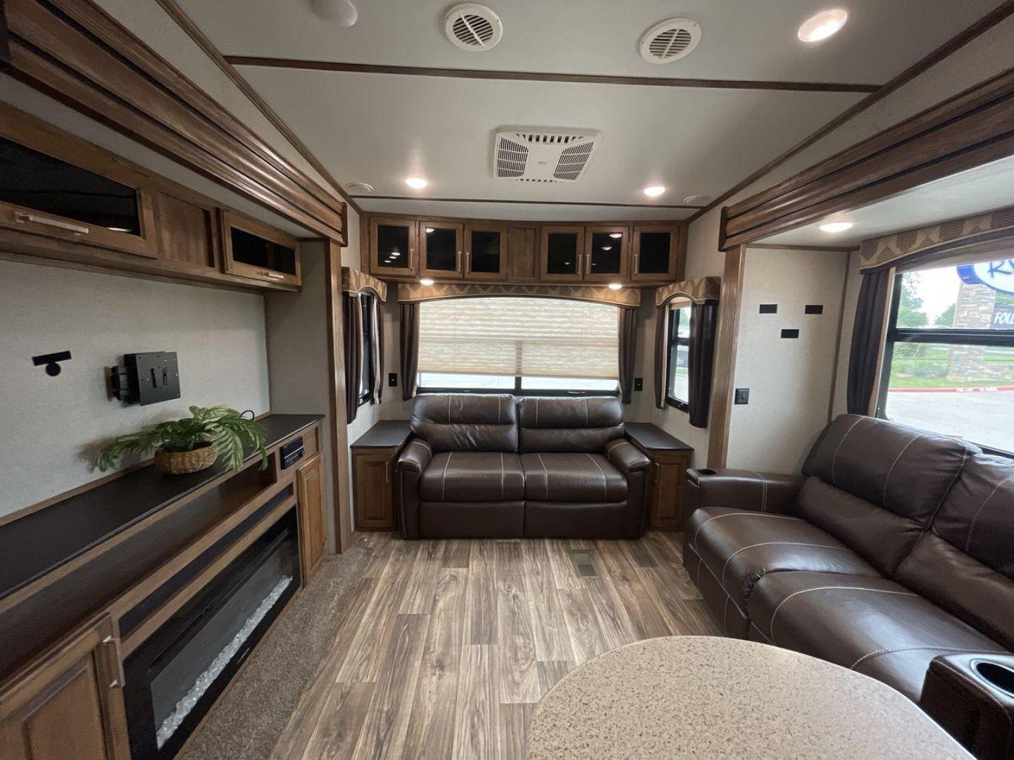 2019 KEYSTONE LAREDO 380MB (4YDF38023KE) , located at 4319 N Main Street, Cleburne, TX, 76033, (817) 221-0660, 32.435829, -97.384178 - Photo#11