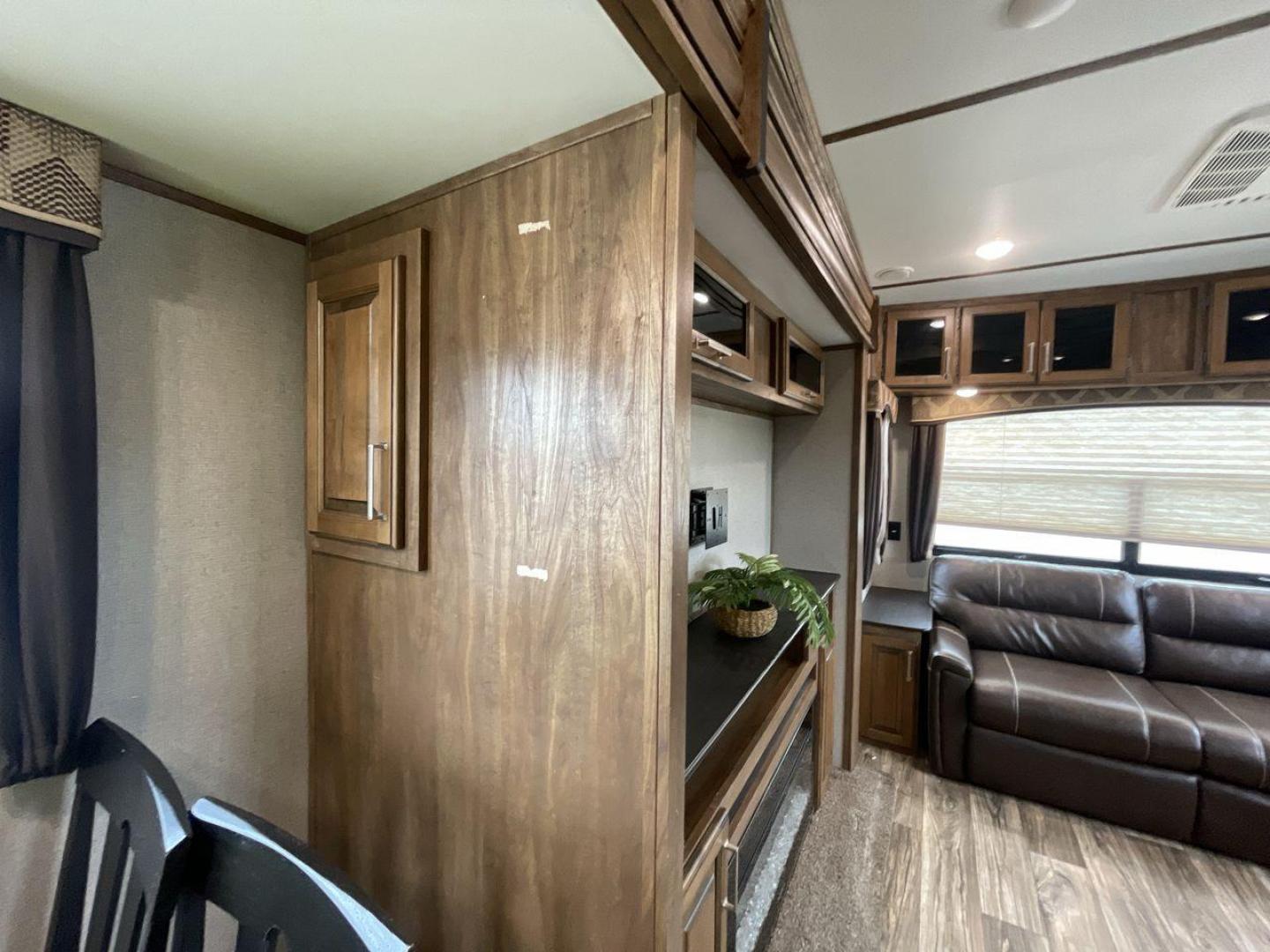 2019 KEYSTONE LAREDO 380MB (4YDF38023KE) , located at 4319 N Main Street, Cleburne, TX, 76033, (817) 221-0660, 32.435829, -97.384178 - Photo#13