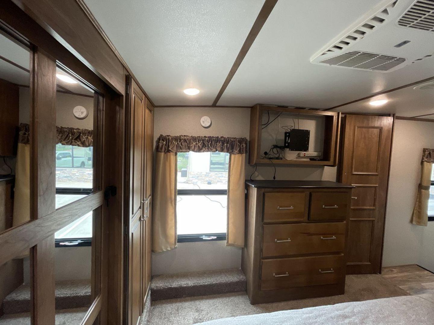 2019 KEYSTONE LAREDO 380MB (4YDF38023KE) , located at 4319 N Main Street, Cleburne, TX, 76033, (817) 221-0660, 32.435829, -97.384178 - Photo#18