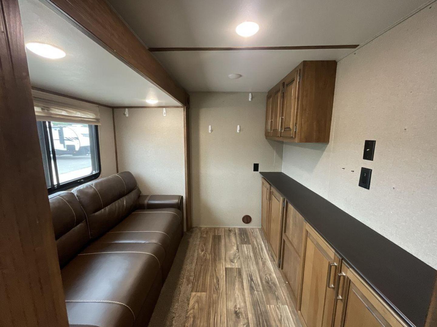 2019 KEYSTONE LAREDO 380MB (4YDF38023KE) , located at 4319 N Main Street, Cleburne, TX, 76033, (817) 221-0660, 32.435829, -97.384178 - Photo#19