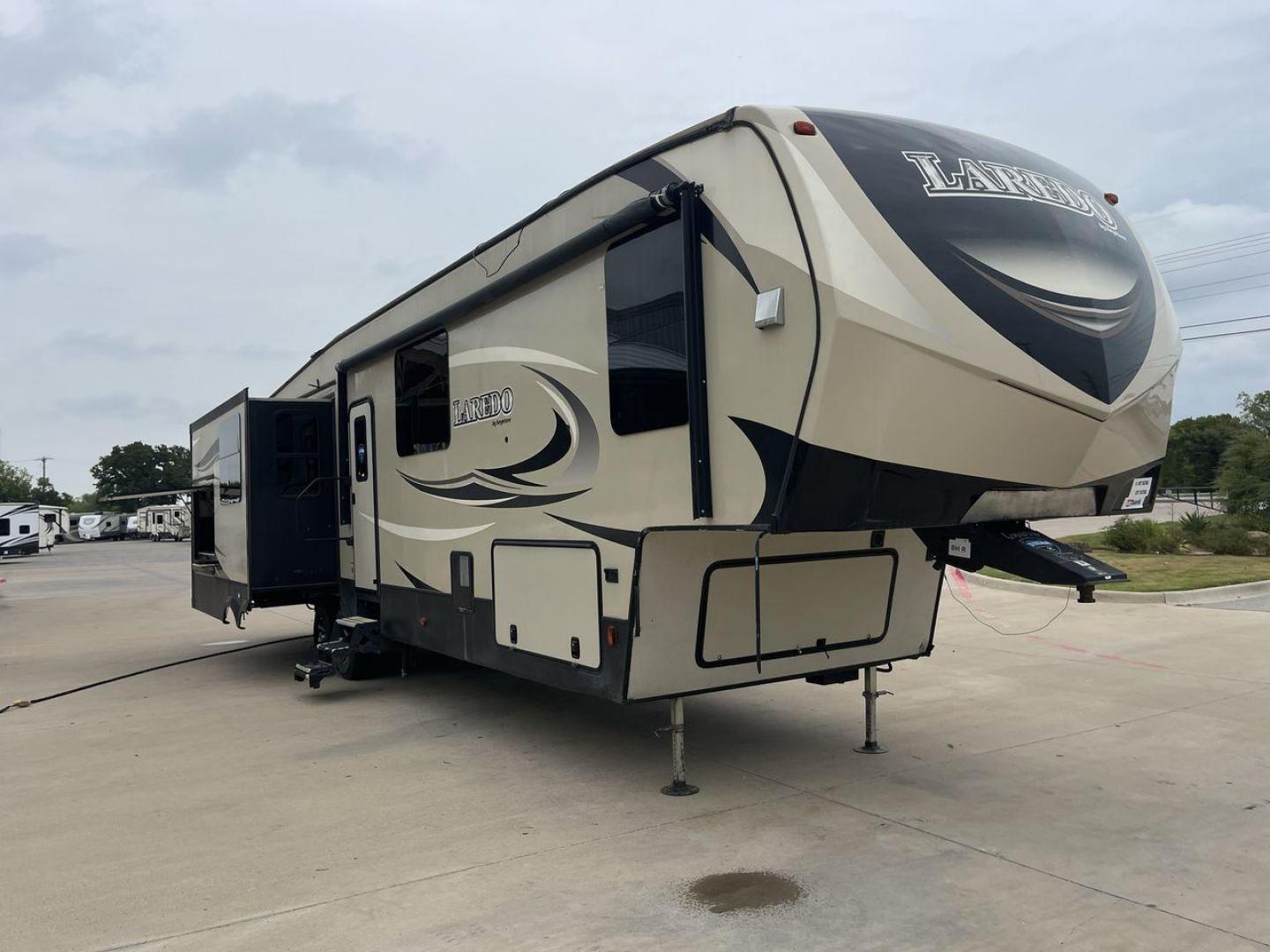 2019 KEYSTONE LAREDO 380MB (4YDF38023KE) , located at 4319 N Main Street, Cleburne, TX, 76033, (817) 221-0660, 32.435829, -97.384178 - Photo#23