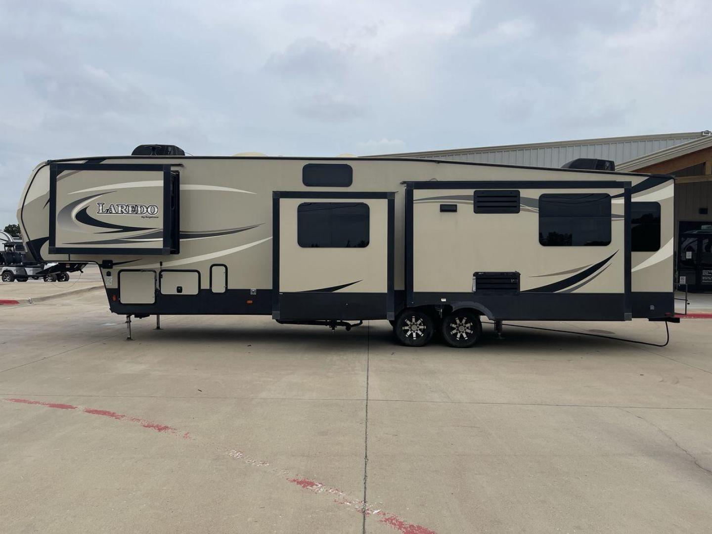 2019 KEYSTONE LAREDO 380MB (4YDF38023KE) , located at 4319 N Main Street, Cleburne, TX, 76033, (817) 221-0660, 32.435829, -97.384178 - Photo#24