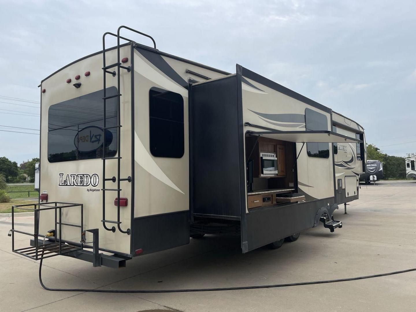 2019 KEYSTONE LAREDO 380MB (4YDF38023KE) , located at 4319 N Main Street, Cleburne, TX, 76033, (817) 221-0660, 32.435829, -97.384178 - Photo#25