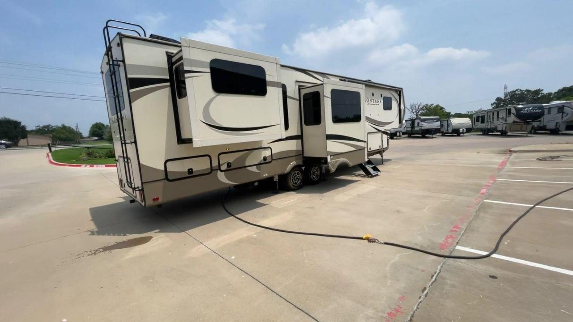 2019 KEYSTONE MONTANA 3791RD (4YDF37924K4) , Length: 40.42 ft. | Dry Weight: 13,900 lbs. | Gross Weight: 16,800 lbs. | Slides: 5 transmission, located at 4319 N Main Street, Cleburne, TX, 76033, (817) 221-0660, 32.435829, -97.384178 - Photo#1