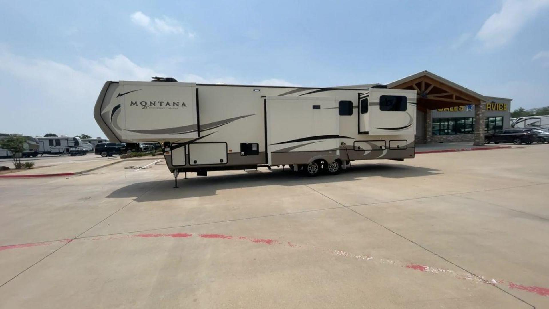 2019 KEYSTONE MONTANA 3791RD (4YDF37924K4) , Length: 40.42 ft. | Dry Weight: 13,900 lbs. | Gross Weight: 16,800 lbs. | Slides: 5 transmission, located at 4319 N Main Street, Cleburne, TX, 76033, (817) 221-0660, 32.435829, -97.384178 - Photo#6