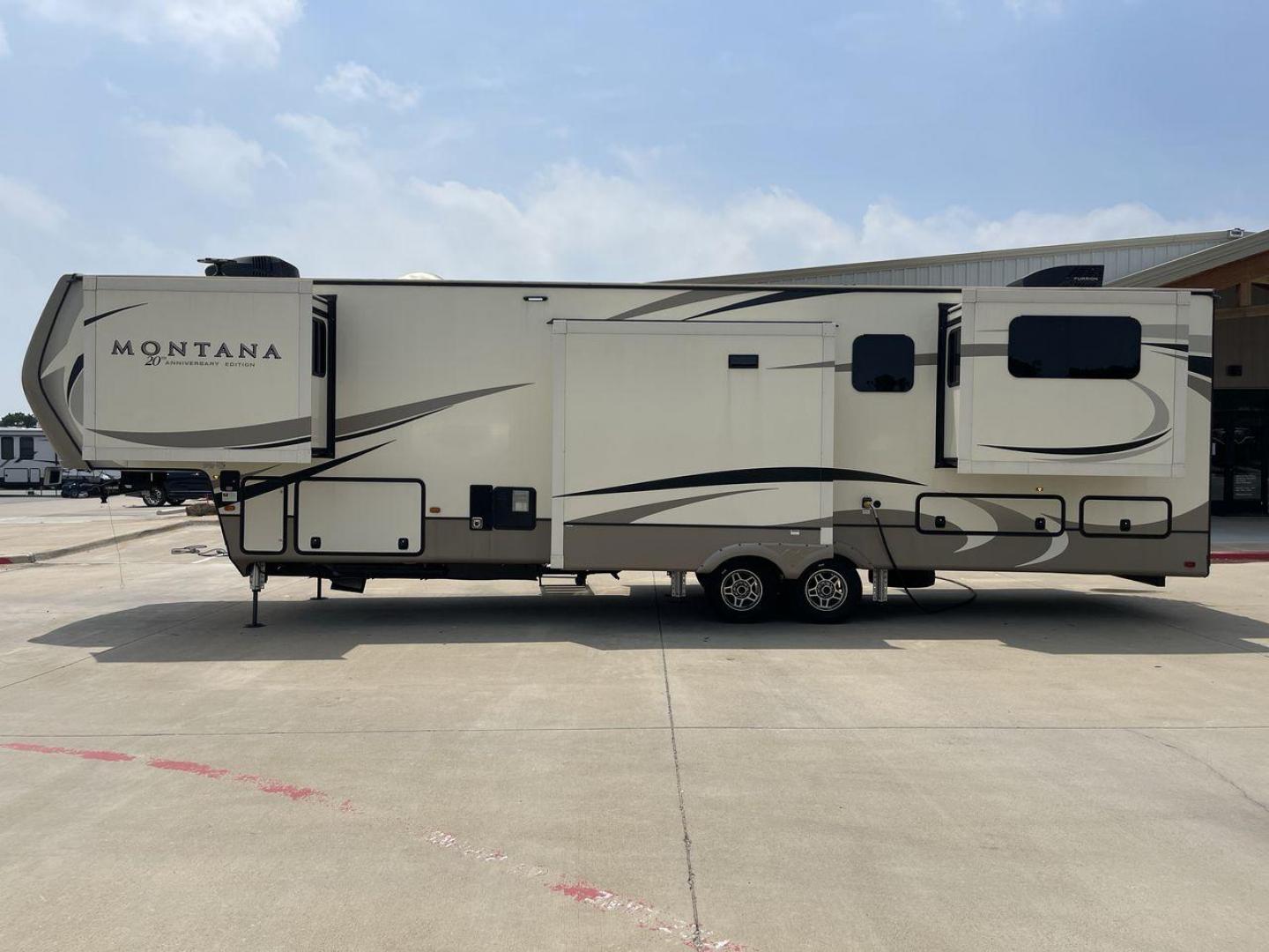 2019 KEYSTONE MONTANA 3791RD (4YDF37924K4) , Length: 40.42 ft. | Dry Weight: 13,900 lbs. | Gross Weight: 16,800 lbs. | Slides: 5 transmission, located at 4319 N Main Street, Cleburne, TX, 76033, (817) 221-0660, 32.435829, -97.384178 - The 2019 Keystone Montana 3791RD is a luxurious and expansive fifth-wheel travel trailer designed to deliver the ultimate comfort and convenience. With an impressive length of 40.42 feet and equipped with five slides, this unit offers a huge living space that makes every journey feel like a stay in - Photo#24