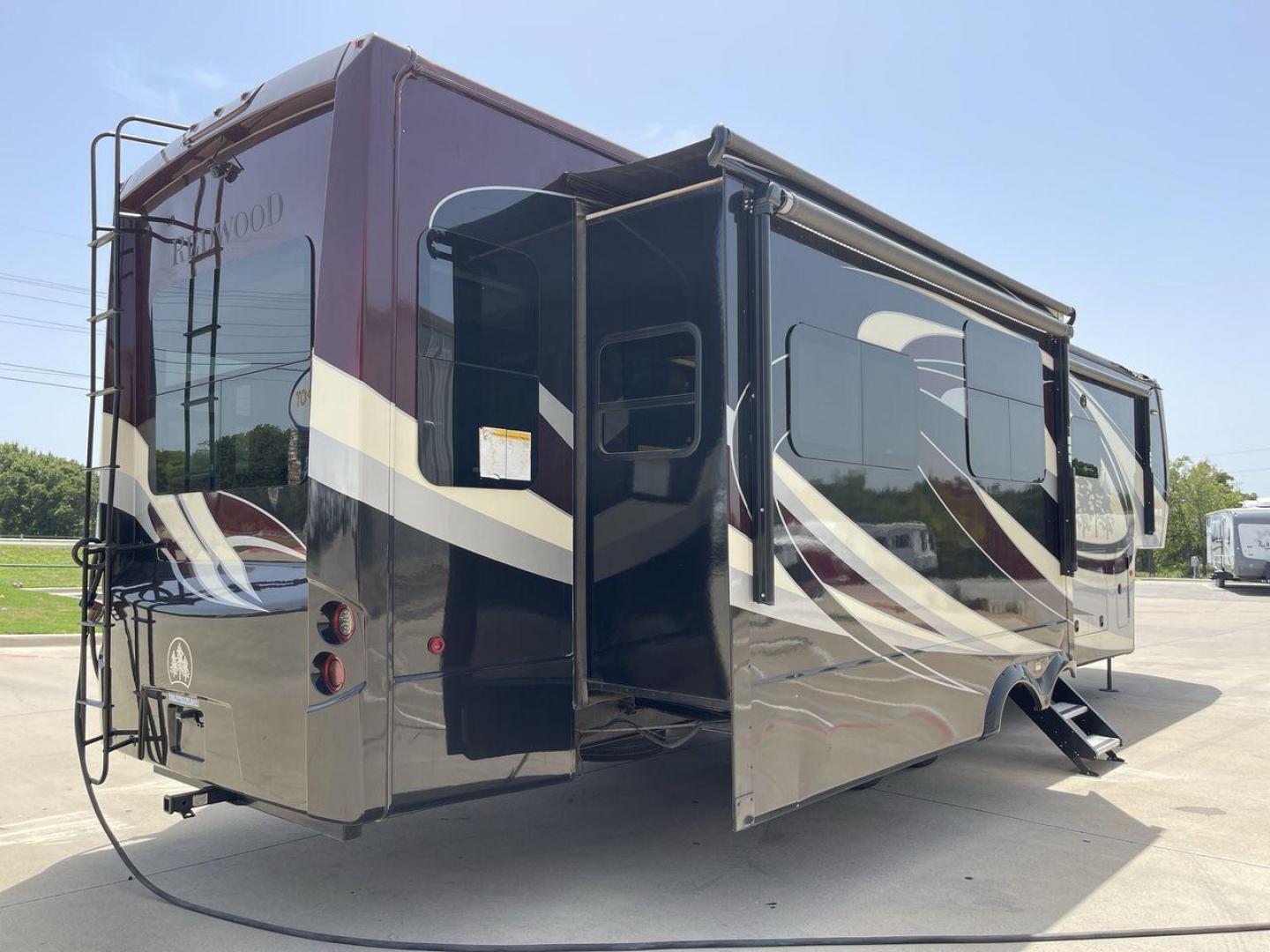 2019 KEYSTONE REDWOOD 3901WB (4YDF39023K9) , Length: 40.17 ft. | Dry Weight: 14,312 lbs. | Slides: 3 transmission, located at 4319 N Main Street, Cleburne, TX, 76033, (817) 221-0660, 32.435829, -97.384178 - The 2019 Keystone Redwood 3901WB is a high-end fifth-wheel RV that blends luxury living with home-like comfort. It's perfect for long trips or full-time living. Its outside has a high-gloss paint job in black and white colors, with the Redwood tree graphics that make it stand out. This RV is over 40 - Photo#24