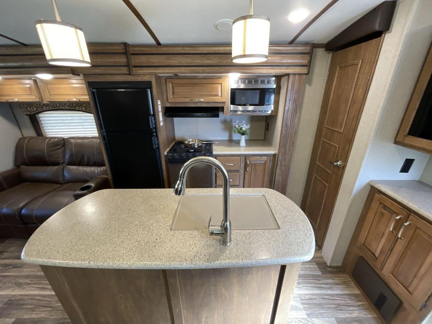 2019 KEYSTONE RV LAREDO 330RL (4YDT33027KB) , located at 4319 N Main Street, Cleburne, TX, 76033, (817) 221-0660, 32.435829, -97.384178 - Photo#9