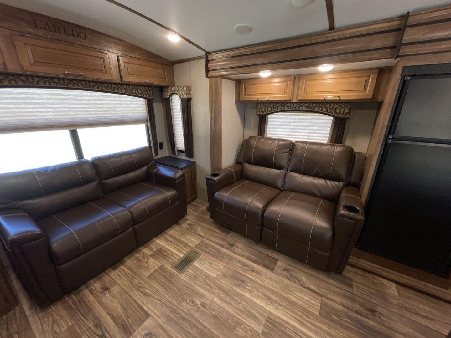 2019 KEYSTONE RV LAREDO 330RL (4YDT33027KB) , located at 4319 N Main Street, Cleburne, TX, 76033, (817) 221-0660, 32.435829, -97.384178 - Photo#11