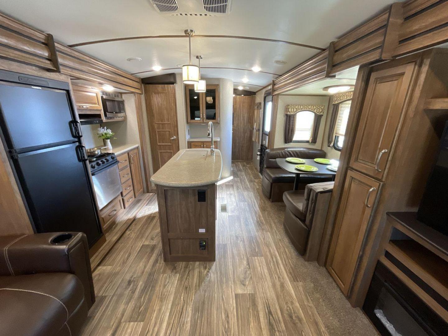 2019 KEYSTONE RV LAREDO 330RL (4YDT33027KB) , located at 4319 N Main Street, Cleburne, TX, 76033, (817) 221-0660, 32.435829, -97.384178 - Photo#12