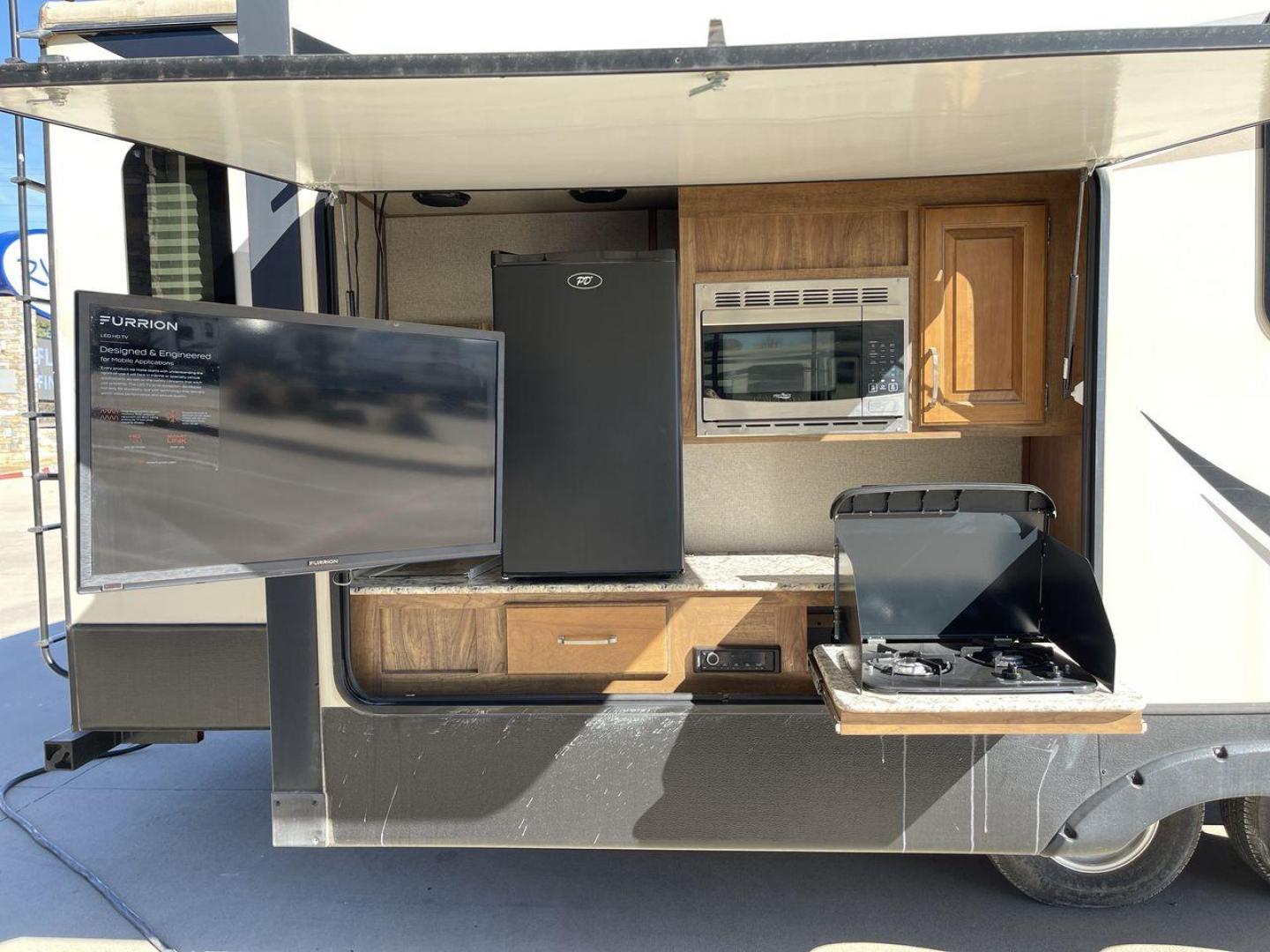 2019 KEYSTONE RV LAREDO 330RL (4YDT33027KB) , located at 4319 N Main Street, Cleburne, TX, 76033, (817) 221-0660, 32.435829, -97.384178 - Photo#21