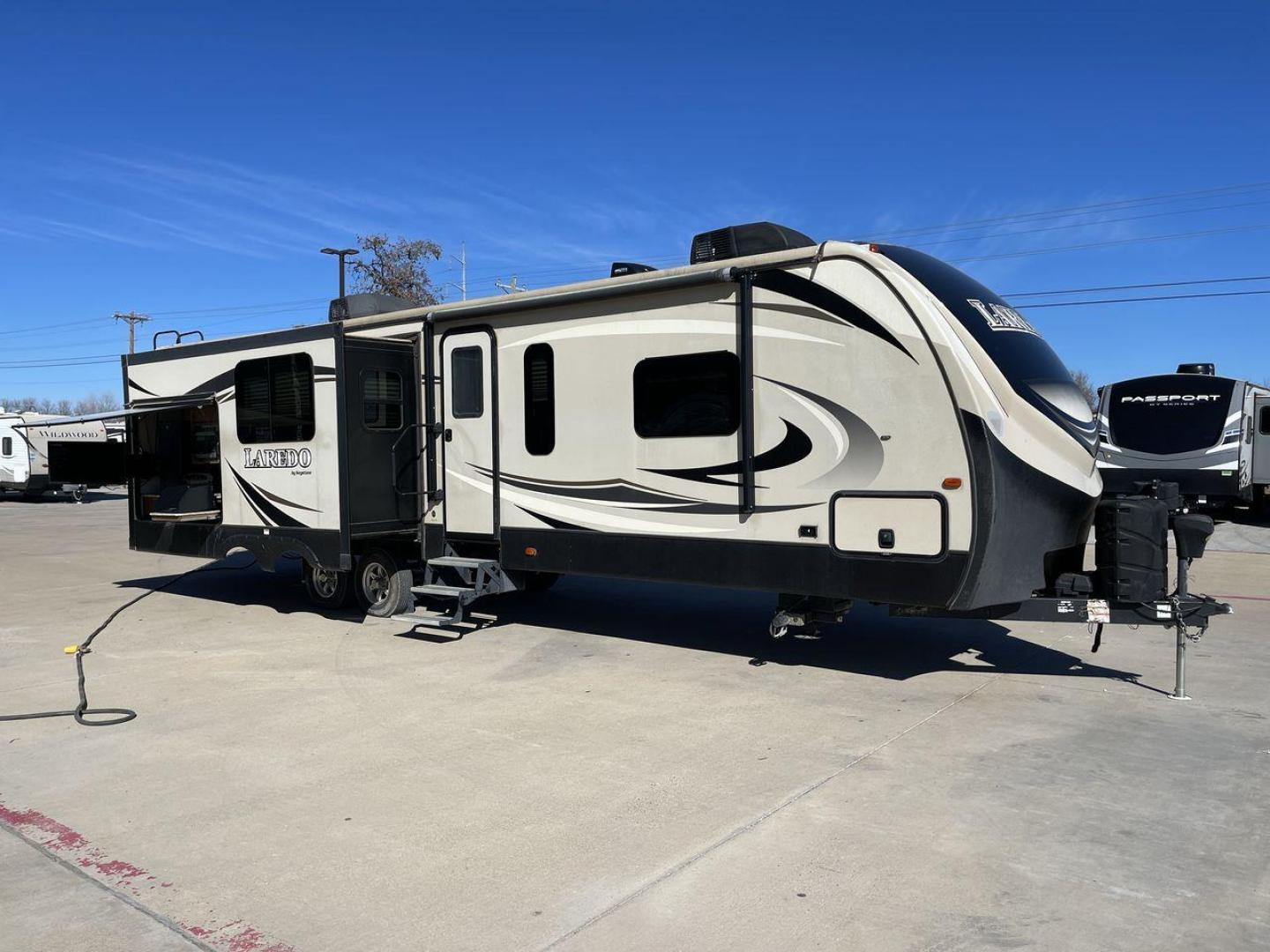 2019 KEYSTONE RV LAREDO 330RL (4YDT33027KB) , located at 4319 N Main Street, Cleburne, TX, 76033, (817) 221-0660, 32.435829, -97.384178 - Photo#22