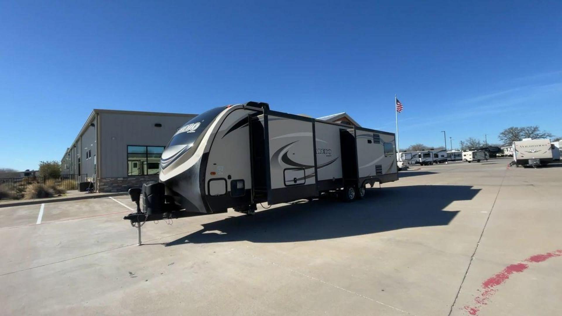 2019 KEYSTONE RV LAREDO 330RL (4YDT33027KB) , located at 4319 N Main Street, Cleburne, TX, 76033, (817) 221-0660, 32.435829, -97.384178 - Photo#5