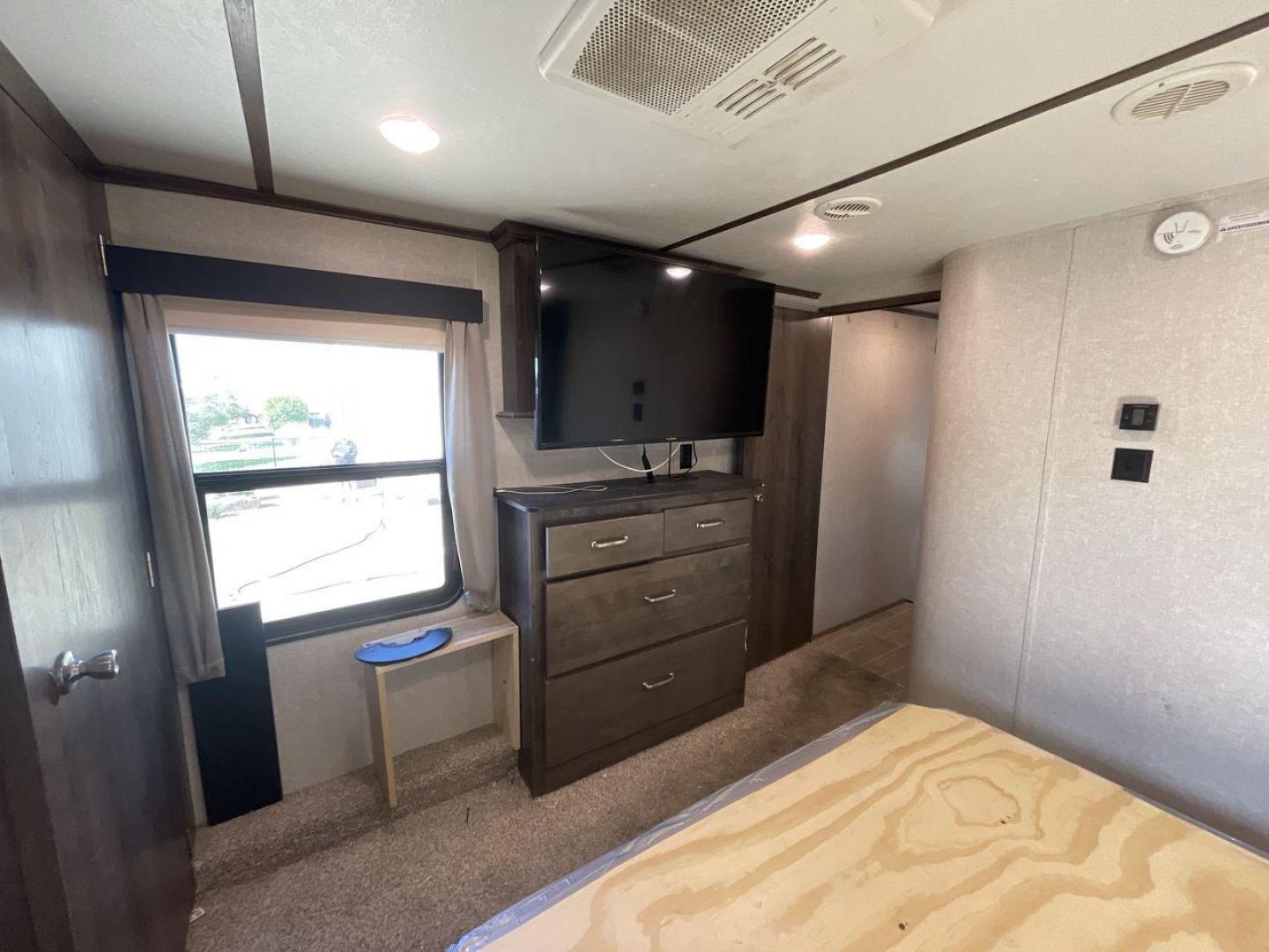 2019 KEYSTONE RV MONTANA 373RD (4YDF37323KA) , Length: 41.33 ft. | Dry Weight: 12,800 lbs. | Gross Weight: 16,000 lbs. | Slides: 4 transmission, located at 4319 N Main Street, Cleburne, TX, 76033, (817) 221-0660, 32.435829, -97.384178 - The 2019 Keystone RV Montana 373RD is a luxurious and spacious fifth wheel designed to provide the utmost comfort, convenience, and style for your next adventure. Right up front, this trailer is a painted cap with LED lights. The massive power awning on its side has a LED strip and rolls out with a - Photo#17