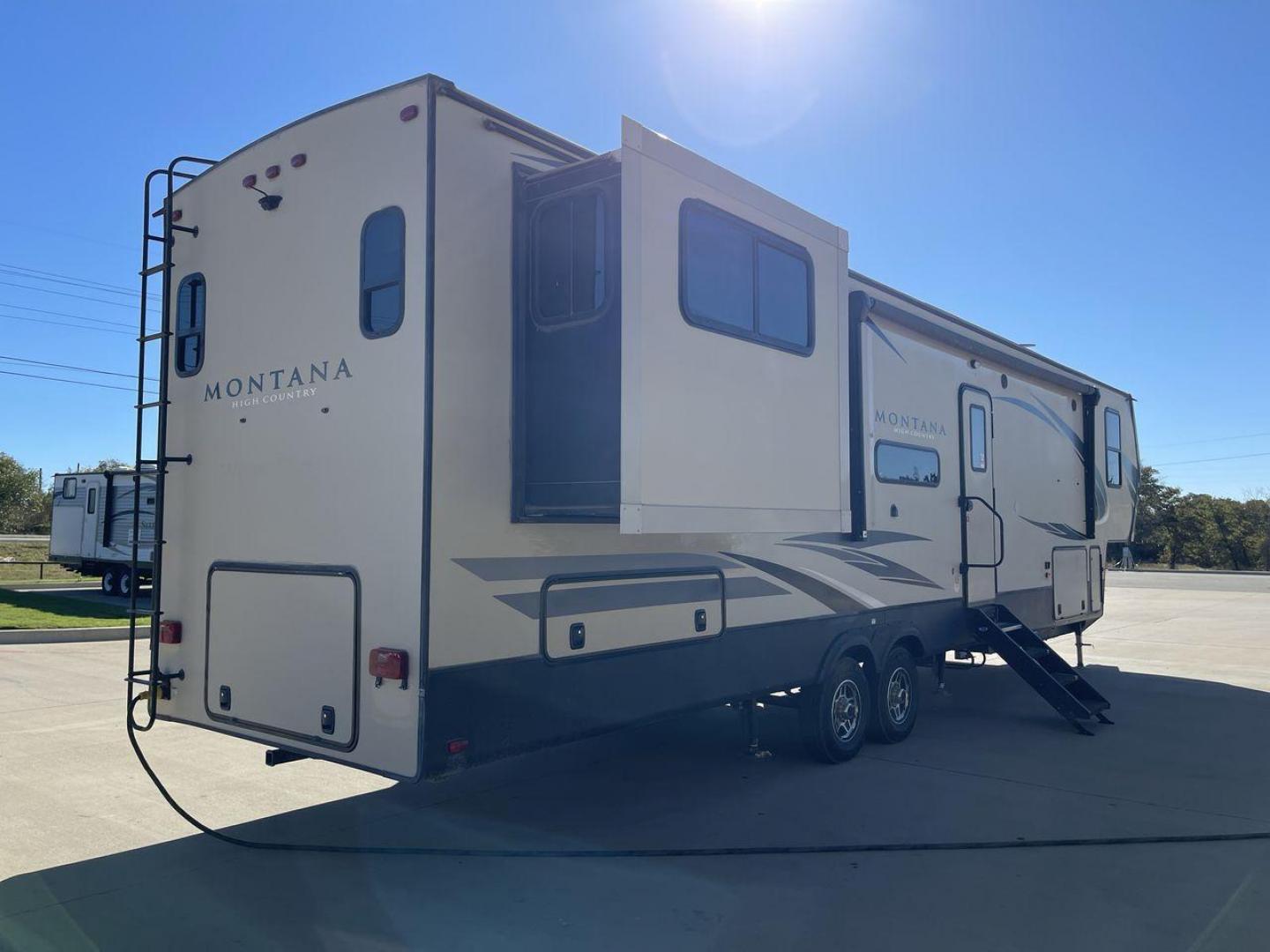 2019 KEYSTONE RV MONTANA 373RD (4YDF37323KA) , Length: 41.33 ft. | Dry Weight: 12,800 lbs. | Gross Weight: 16,000 lbs. | Slides: 4 transmission, located at 4319 N Main Street, Cleburne, TX, 76033, (817) 221-0660, 32.435829, -97.384178 - The 2019 Keystone RV Montana 373RD is a luxurious and spacious fifth wheel designed to provide the utmost comfort, convenience, and style for your next adventure. Right up front, this trailer is a painted cap with LED lights. The massive power awning on its side has a LED strip and rolls out with a - Photo#24