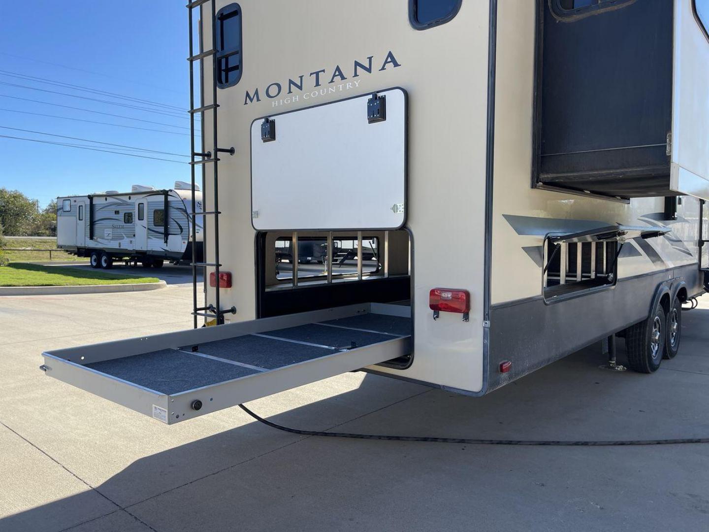 2019 KEYSTONE RV MONTANA 373RD (4YDF37323KA) , Length: 41.33 ft. | Dry Weight: 12,800 lbs. | Gross Weight: 16,000 lbs. | Slides: 4 transmission, located at 4319 N Main Street, Cleburne, TX, 76033, (817) 221-0660, 32.435829, -97.384178 - The 2019 Keystone RV Montana 373RD is a luxurious and spacious fifth wheel designed to provide the utmost comfort, convenience, and style for your next adventure. Right up front, this trailer is a painted cap with LED lights. The massive power awning on its side has a LED strip and rolls out with a - Photo#25