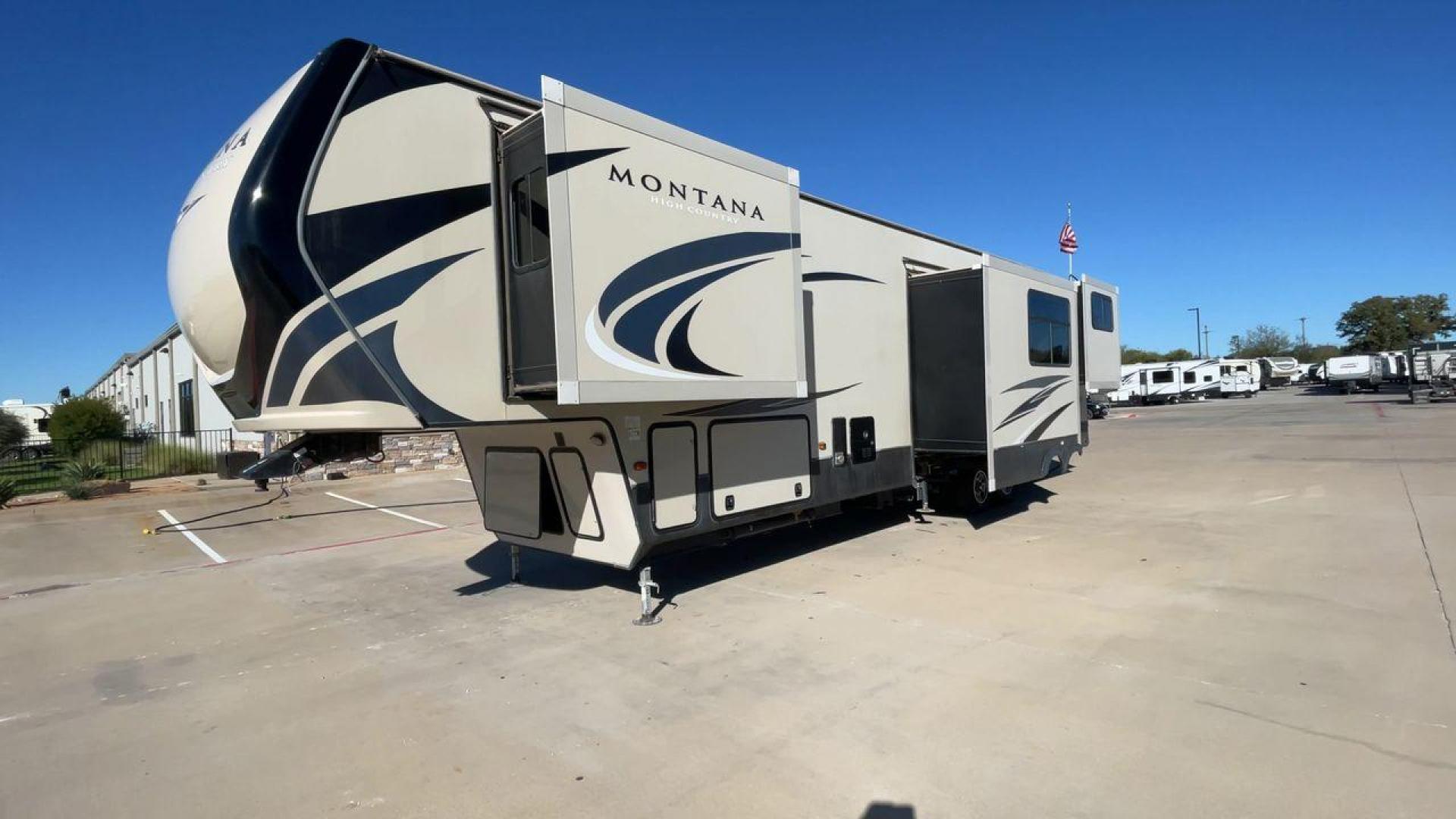 2019 KEYSTONE RV MONTANA 373RD (4YDF37323KA) , Length: 41.33 ft. | Dry Weight: 12,800 lbs. | Gross Weight: 16,000 lbs. | Slides: 4 transmission, located at 4319 N Main Street, Cleburne, TX, 76033, (817) 221-0660, 32.435829, -97.384178 - The 2019 Keystone RV Montana 373RD is a luxurious and spacious fifth wheel designed to provide the utmost comfort, convenience, and style for your next adventure. Right up front, this trailer is a painted cap with LED lights. The massive power awning on its side has a LED strip and rolls out with a - Photo#5