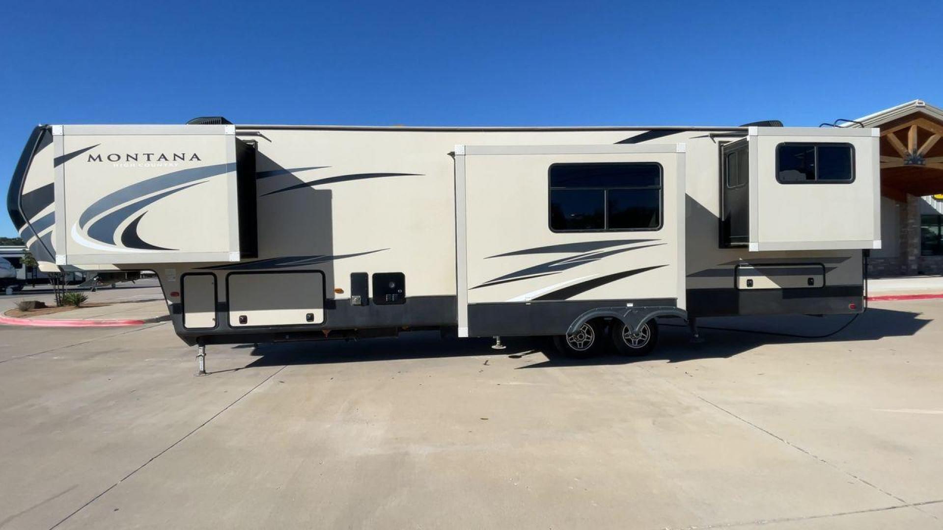 2019 KEYSTONE RV MONTANA 373RD (4YDF37323KA) , Length: 41.33 ft. | Dry Weight: 12,800 lbs. | Gross Weight: 16,000 lbs. | Slides: 4 transmission, located at 4319 N Main Street, Cleburne, TX, 76033, (817) 221-0660, 32.435829, -97.384178 - The 2019 Keystone RV Montana 373RD is a luxurious and spacious fifth wheel designed to provide the utmost comfort, convenience, and style for your next adventure. Right up front, this trailer is a painted cap with LED lights. The massive power awning on its side has a LED strip and rolls out with a - Photo#6