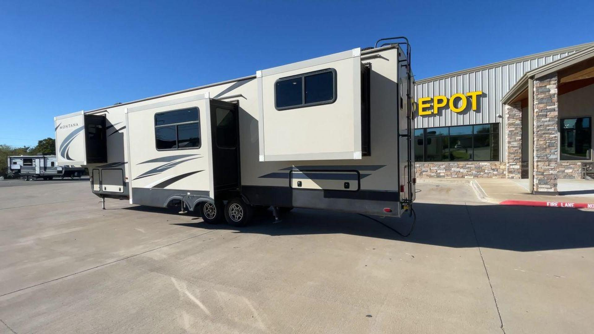 2019 KEYSTONE RV MONTANA 373RD (4YDF37323KA) , Length: 41.33 ft. | Dry Weight: 12,800 lbs. | Gross Weight: 16,000 lbs. | Slides: 4 transmission, located at 4319 N Main Street, Cleburne, TX, 76033, (817) 221-0660, 32.435829, -97.384178 - The 2019 Keystone RV Montana 373RD is a luxurious and spacious fifth wheel designed to provide the utmost comfort, convenience, and style for your next adventure. Right up front, this trailer is a painted cap with LED lights. The massive power awning on its side has a LED strip and rolls out with a - Photo#7