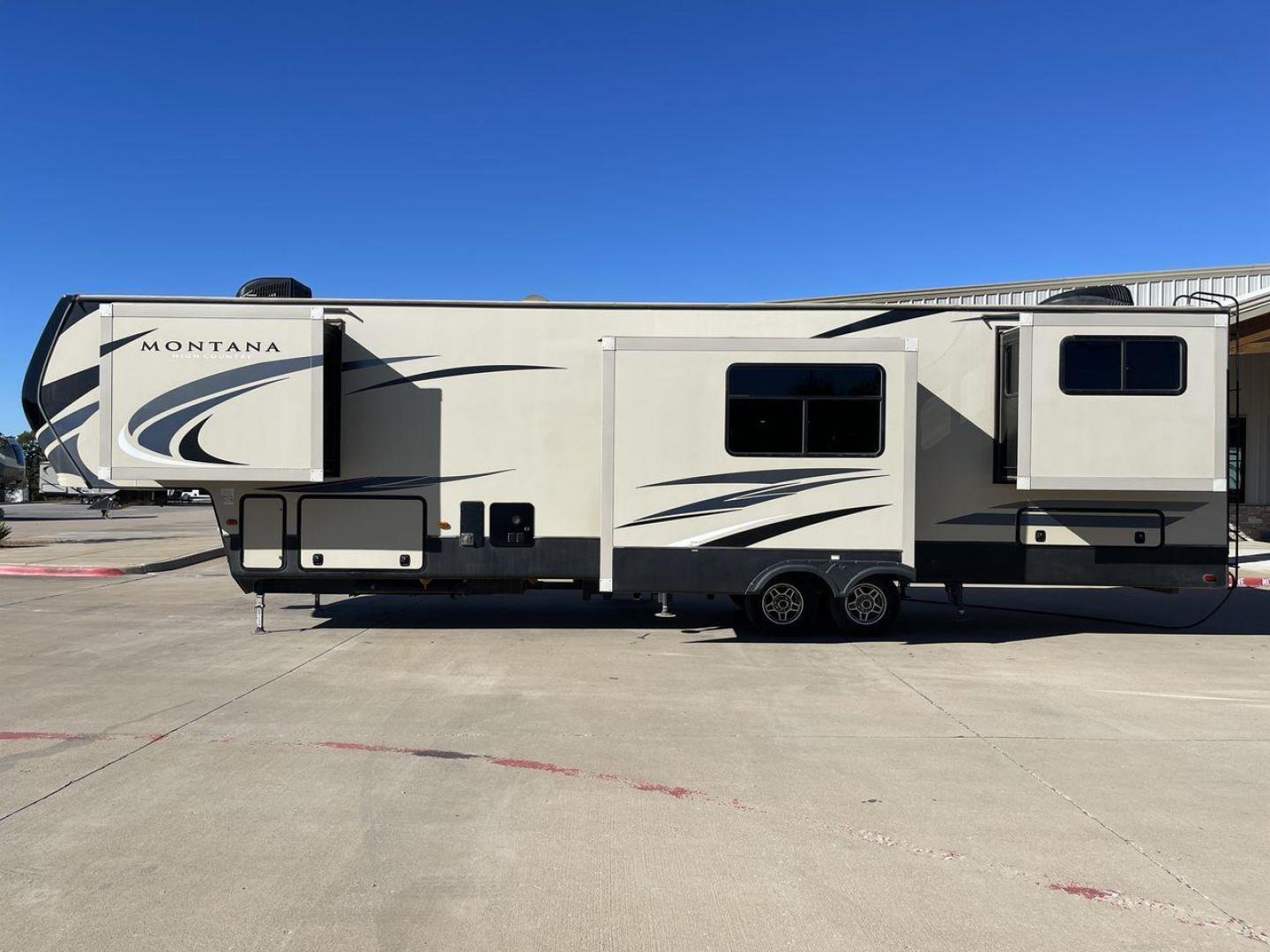 2019 KEYSTONE RV MONTANA 373RD (4YDF37323KA) , Length: 41.33 ft. | Dry Weight: 12,800 lbs. | Gross Weight: 16,000 lbs. | Slides: 4 transmission, located at 4319 N Main Street, Cleburne, TX, 76033, (817) 221-0660, 32.435829, -97.384178 - The 2019 Keystone RV Montana 373RD is a luxurious and spacious fifth wheel designed to provide the utmost comfort, convenience, and style for your next adventure. Right up front, this trailer is a painted cap with LED lights. The massive power awning on its side has a LED strip and rolls out with a - Photo#24