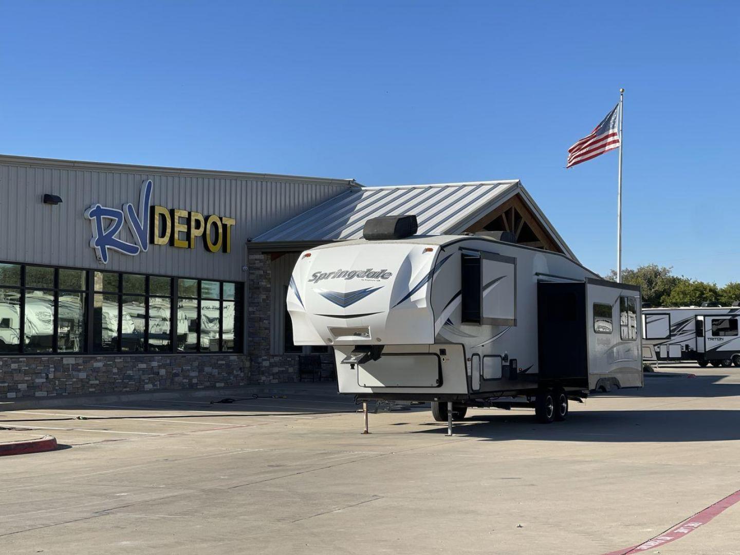 2019 KEYSTONE SPRINGDALE 302FWRK (4YDF30220K3) , Length: 33.75 ft. | Dry Weight: 8,911 lbs. | Gross Weight: 10,320 lbs. | Slides: 3 transmission, located at 4319 N Main Street, Cleburne, TX, 76033, (817) 221-0660, 32.435829, -97.384178 - Photo#0