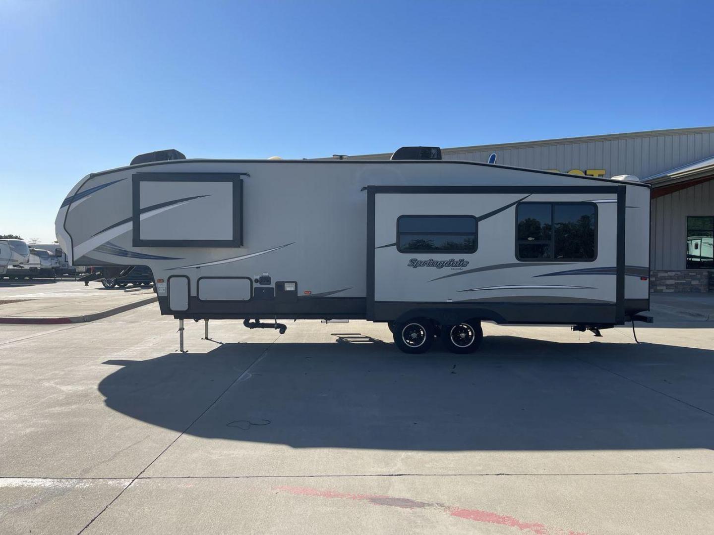 2019 KEYSTONE SPRINGDALE 302FWRK (4YDF30220K3) , Length: 33.75 ft. | Dry Weight: 8,911 lbs. | Gross Weight: 10,320 lbs. | Slides: 3 transmission, located at 4319 N Main Street, Cleburne, TX, 76033, (817) 221-0660, 32.435829, -97.384178 - Photo#23