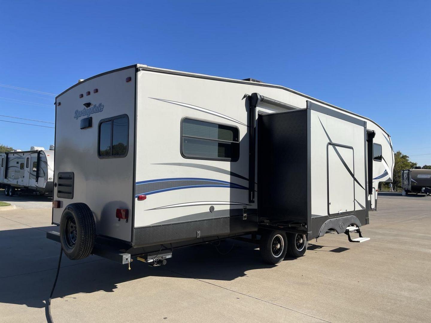 2019 KEYSTONE SPRINGDALE 302FWRK (4YDF30220K3) , Length: 33.75 ft. | Dry Weight: 8,911 lbs. | Gross Weight: 10,320 lbs. | Slides: 3 transmission, located at 4319 N Main Street, Cleburne, TX, 76033, (817) 221-0660, 32.435829, -97.384178 - Photo#24