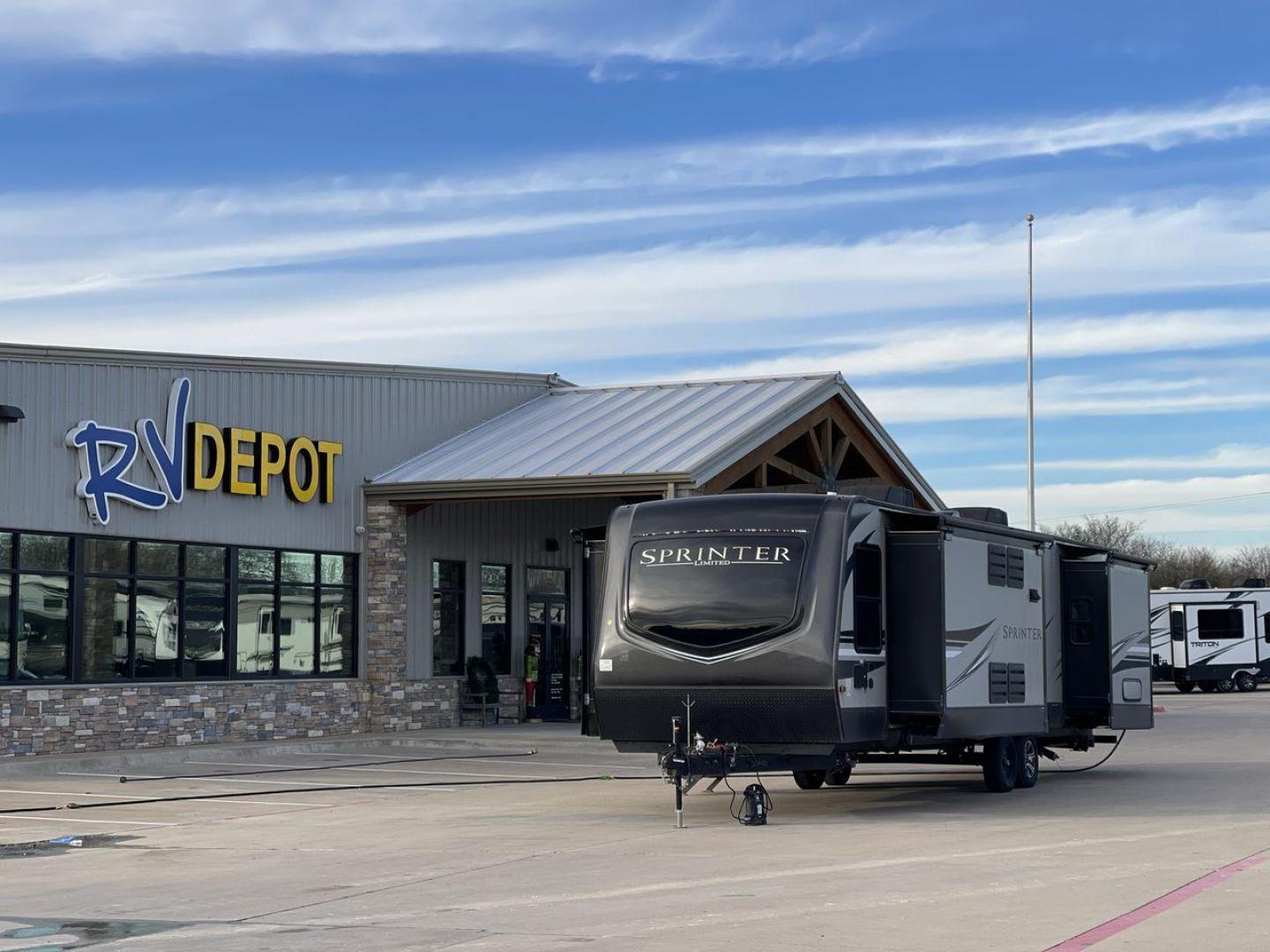 2019 KEYSTONE SPRINTER 330KBS (4YDT33021K1) , Length: 37.75 ft. | Dry Weight: 9,100 lbs. | Gross Weight: 11,500 lbs. | Slides: 3 transmission, located at 4319 N Main Street, Cleburne, TX, 76033, (817) 221-0660, 32.435829, -97.384178 - Photo#0