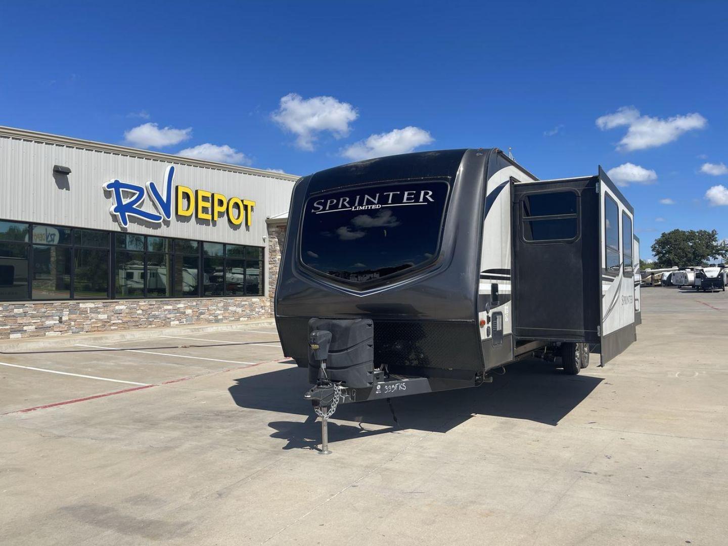 2019 KEYSTONE SPRINTER 333FKS (4YDT33321K1) , Length: 37.75 ft. | Dry Weight: 8,994 lbs. | Gross Weight: 11,500 lbs. | Slides: 3 transmission, located at 4319 N Main Street, Cleburne, TX, 76033, (817) 221-0660, 32.435829, -97.384178 - Photo#0