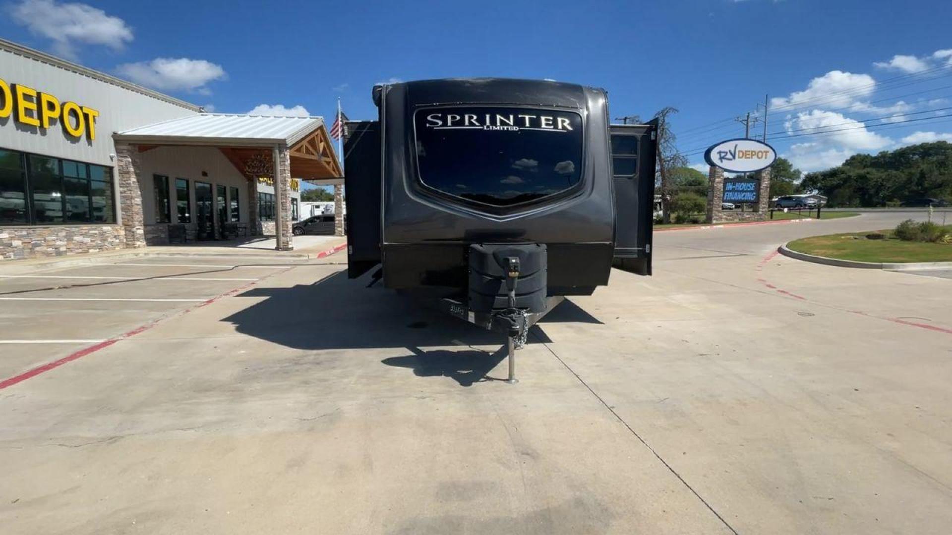 2019 KEYSTONE SPRINTER 333FKS (4YDT33321K1) , Length: 37.75 ft. | Dry Weight: 8,994 lbs. | Gross Weight: 11,500 lbs. | Slides: 3 transmission, located at 4319 N Main Street, Cleburne, TX, 76033, (817) 221-0660, 32.435829, -97.384178 - Photo#4