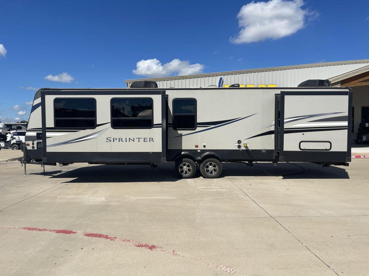 2019 KEYSTONE SPRINTER 333FKS (4YDT33321K1) , Length: 37.75 ft. | Dry Weight: 8,994 lbs. | Gross Weight: 11,500 lbs. | Slides: 3 transmission, located at 4319 N Main Street, Cleburne, TX, 76033, (817) 221-0660, 32.435829, -97.384178 - Photo#24