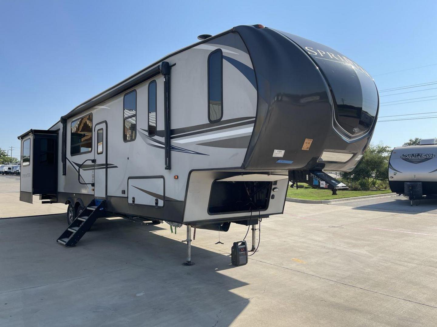 2019 KEYSTONE SPRINTER 3531FWDEN (4YDF35326K1) , Length: 39 ft. | Dry Weight: 10,750 lbs. | Gross Weight: 14,000 lbs. | Slides: 4 transmission, located at 4319 N Main Street, Cleburne, TX, 76033, (817) 221-0660, 32.435829, -97.384178 - At 39 ft. long, the 2019 Keystone Sprinter 3531FWDEN exudes modernity and functionality. This fifth-wheel structure enhances stability during towing, and its sleek two-tone body with light gray and black accents offers a visually appealing aesthetic. The four (4) slideouts dramatically increase the - Photo#22