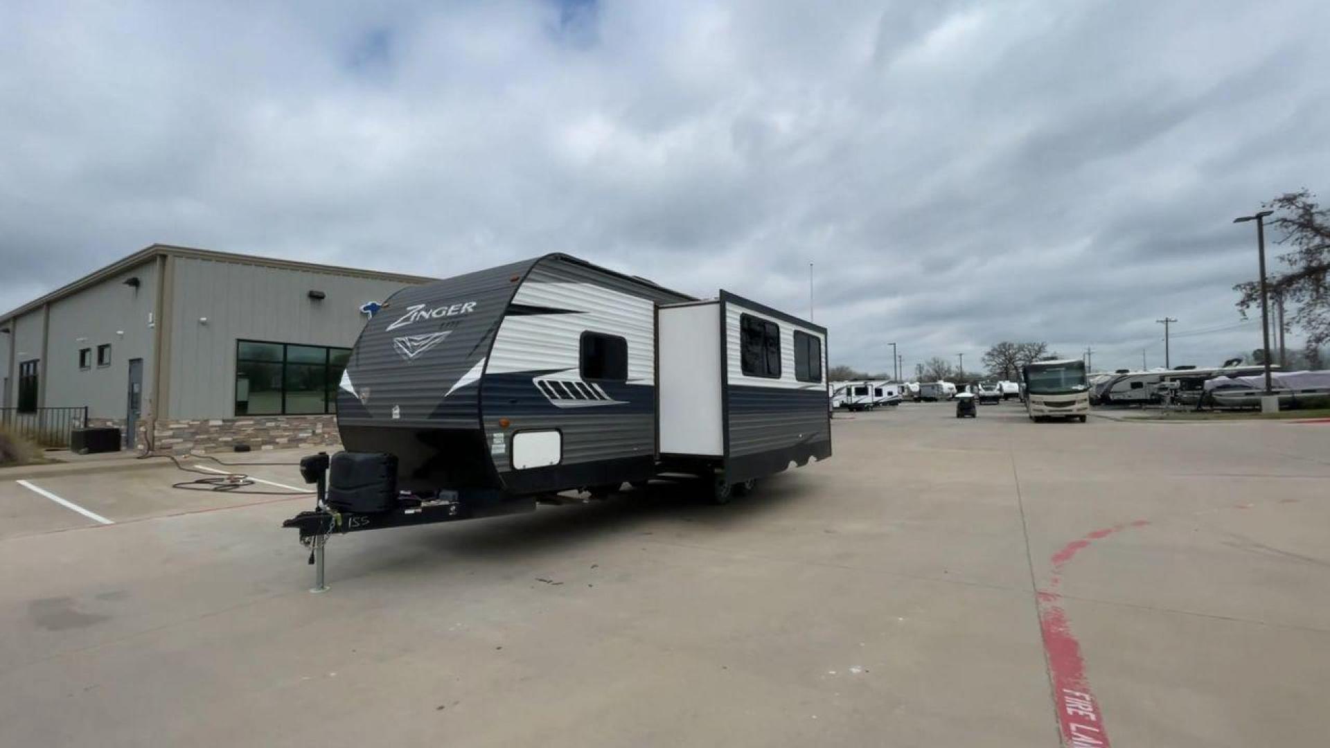 2019 KEYSTONE ZINGER 254RB (4YDT25426KS) , Length: 29.5 ft | Dry Weight: 6,042 lbs| Slides: 1 transmission, located at 4319 N Main Street, Cleburne, TX, 76033, (817) 221-0660, 32.435829, -97.384178 - Take a trip of comfort and excitement in the 2019 Keystone Zinger 254RB travel trailer, which was carefully made to change the way you use an RV. This type, which is 29.5 feet long, is the perfect mix of functionality and style. The Zinger 254RB is built to last with a strong metal body and fibergla - Photo#5