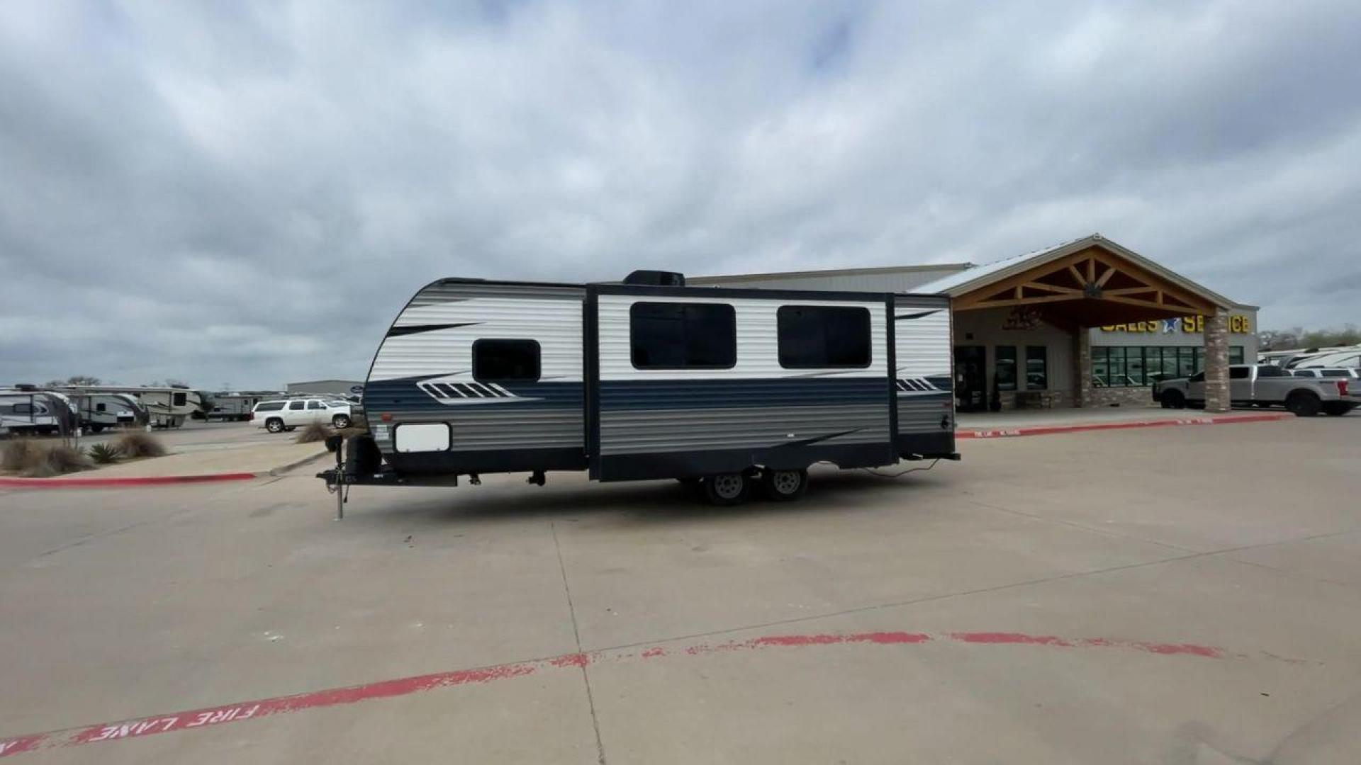 2019 KEYSTONE ZINGER 254RB (4YDT25426KS) , Length: 29.5 ft | Dry Weight: 6,042 lbs| Slides: 1 transmission, located at 4319 N Main Street, Cleburne, TX, 76033, (817) 221-0660, 32.435829, -97.384178 - Take a trip of comfort and excitement in the 2019 Keystone Zinger 254RB travel trailer, which was carefully made to change the way you use an RV. This type, which is 29.5 feet long, is the perfect mix of functionality and style. The Zinger 254RB is built to last with a strong metal body and fibergla - Photo#6