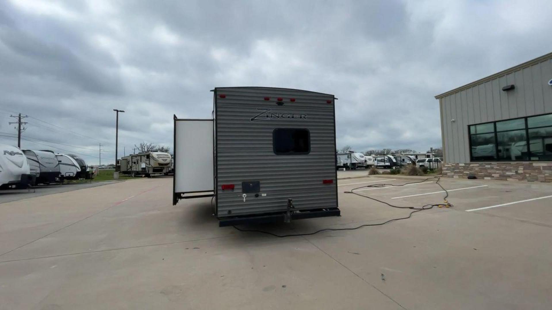 2019 KEYSTONE ZINGER 254RB (4YDT25426KS) , Length: 29.5 ft | Dry Weight: 6,042 lbs| Slides: 1 transmission, located at 4319 N Main Street, Cleburne, TX, 76033, (817) 221-0660, 32.435829, -97.384178 - Take a trip of comfort and excitement in the 2019 Keystone Zinger 254RB travel trailer, which was carefully made to change the way you use an RV. This type, which is 29.5 feet long, is the perfect mix of functionality and style. The Zinger 254RB is built to last with a strong metal body and fibergla - Photo#8