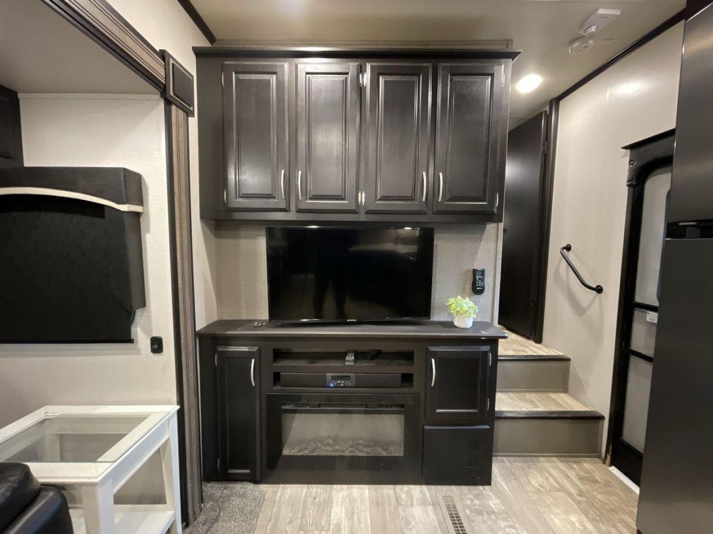 2019 KZ DURANGO GOLD 292BHT (4EZFD2925K6) , Length: 35 ft | Gross Weight: 11,500 lbs | Slides: 3 transmission, located at 4319 N Main Street, Cleburne, TX, 76033, (817) 221-0660, 32.435829, -97.384178 - At 35 ft. long, this 2019 KZ Durango 1500 292BHT fifth wheel RV showcases a striking two-tone cream and black color scheme accented with bold, swooping graphics in shades of gray and burgundy. The front cap features a sleek, aerodynamic design with the "Durango 1500" branding and mountain graphic. A - Photo#19