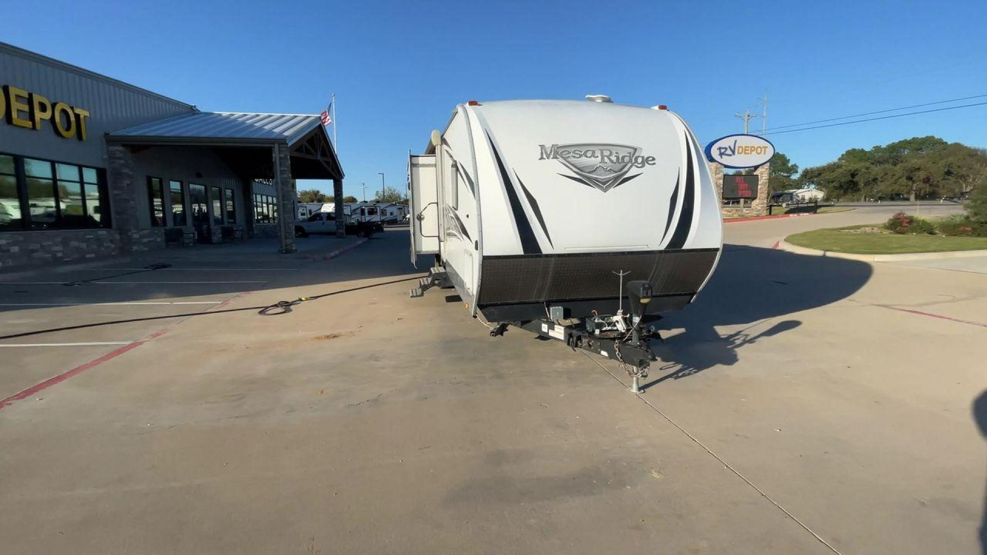 2019 MESA RIDGE 275RLS (58TBH0BR5K3) , Length: 33.9 ft. | Dry Weight: 7,065 lbs. | Gross Weight: 8,995 lbs. | Slides: 2 transmission, located at 4319 N Main Street, Cleburne, TX, 76033, (817) 221-0660, 32.435829, -97.384178 - This 2019 Mesa Ridge 275RLS is a dual-axle aluminum wheel setup measuring nearly 34 feet long. It has a dry weight of 7,065 lbs. and a GVWR of 8,995 lbs. It also has a manageable hitch weight of 880 lbs. With two slides, this travel trailer is roomy and comfortable! It features a combined living - Photo#4