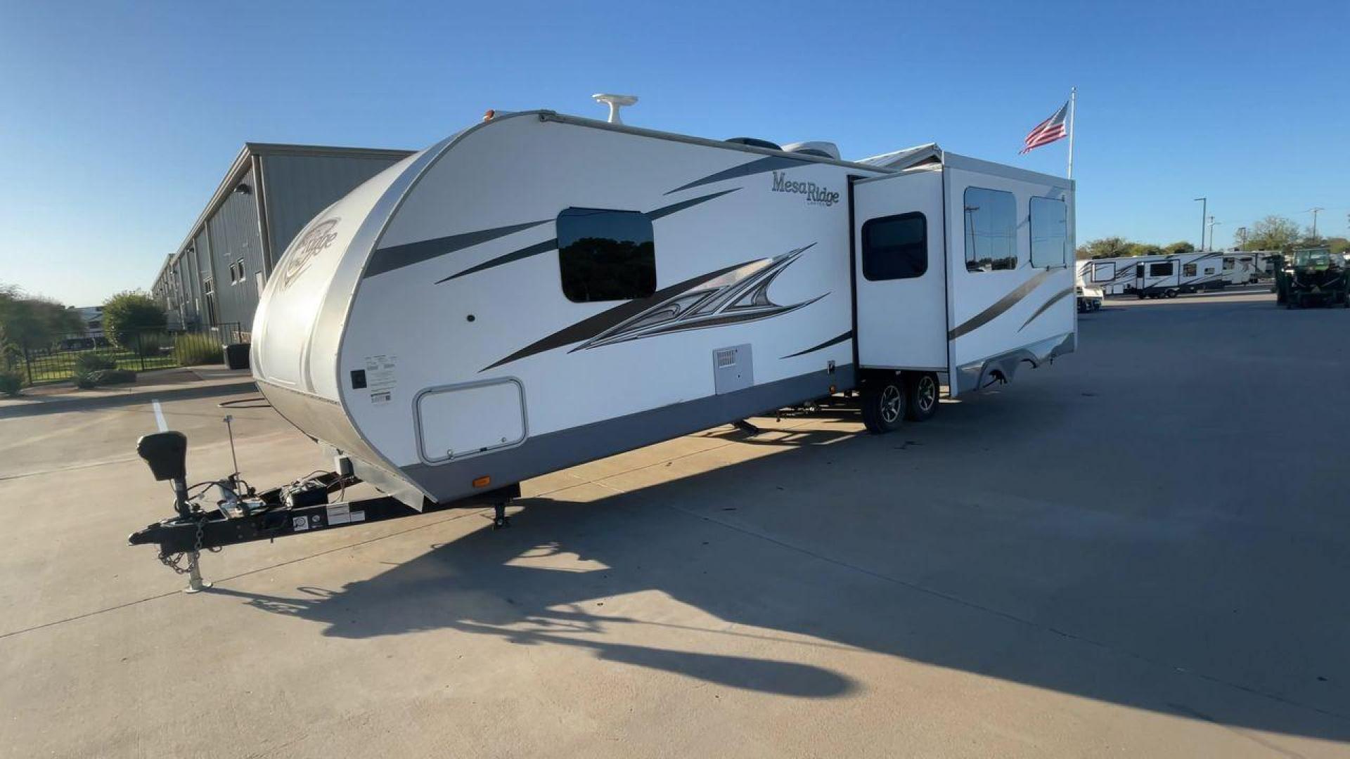 2019 MESA RIDGE 275RLS (58TBH0BR5K3) , Length: 33.9 ft. | Dry Weight: 7,065 lbs. | Gross Weight: 8,995 lbs. | Slides: 2 transmission, located at 4319 N Main Street, Cleburne, TX, 76033, (817) 221-0660, 32.435829, -97.384178 - This 2019 Mesa Ridge 275RLS is a dual-axle aluminum wheel setup measuring nearly 34 feet long. It has a dry weight of 7,065 lbs. and a GVWR of 8,995 lbs. It also has a manageable hitch weight of 880 lbs. With two slides, this travel trailer is roomy and comfortable! It features a combined living - Photo#5