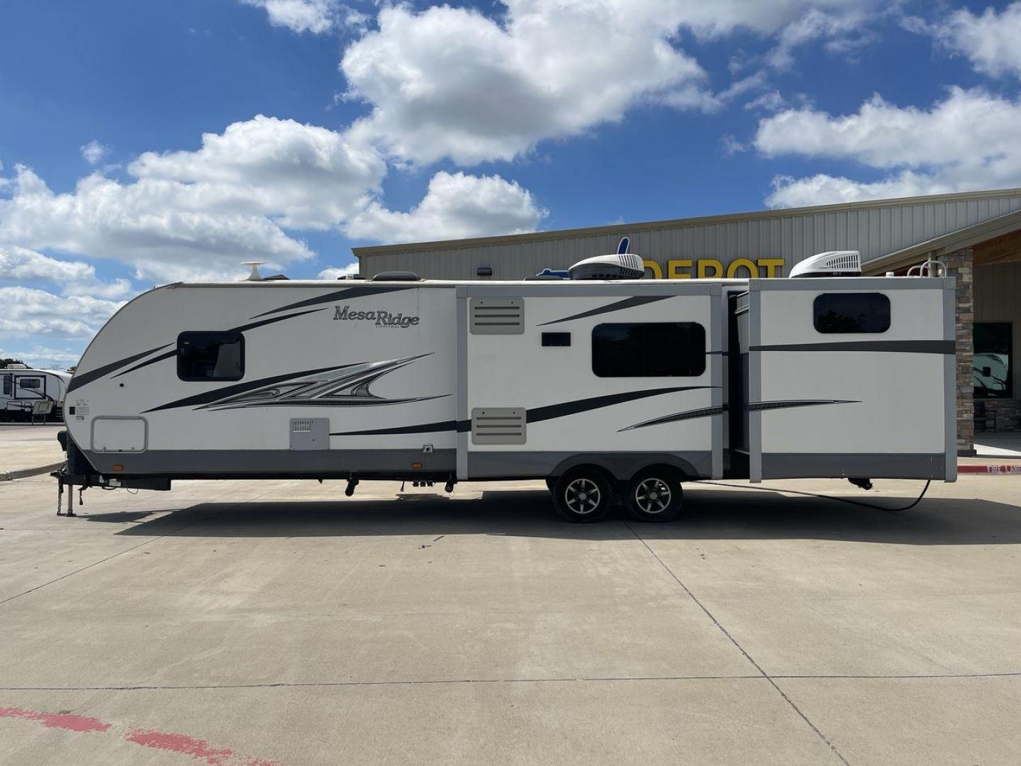 2019 GRAY OPEN RANGE MESA RIDGE (58TBH0BT1K3) , Length: 36.9 ft. | Dry Weight: 7,745 lbs. | Gross Weight: 9,735 lbs. | Slides: 3 transmission, located at 4319 N Main Street, Cleburne, TX, 76033, (817) 221-0660, 32.435829, -97.384178 - The 2019 Open Range Mesa Ridge 312BHS is a premium travel trailer that combines spaciousness, luxury, and practicality, making it ideal for families or groups looking for comfort on the road. This bunkhouse model has a large, open floor plan, providing separate living, sleeping, and outdoor areas. T - Photo#23