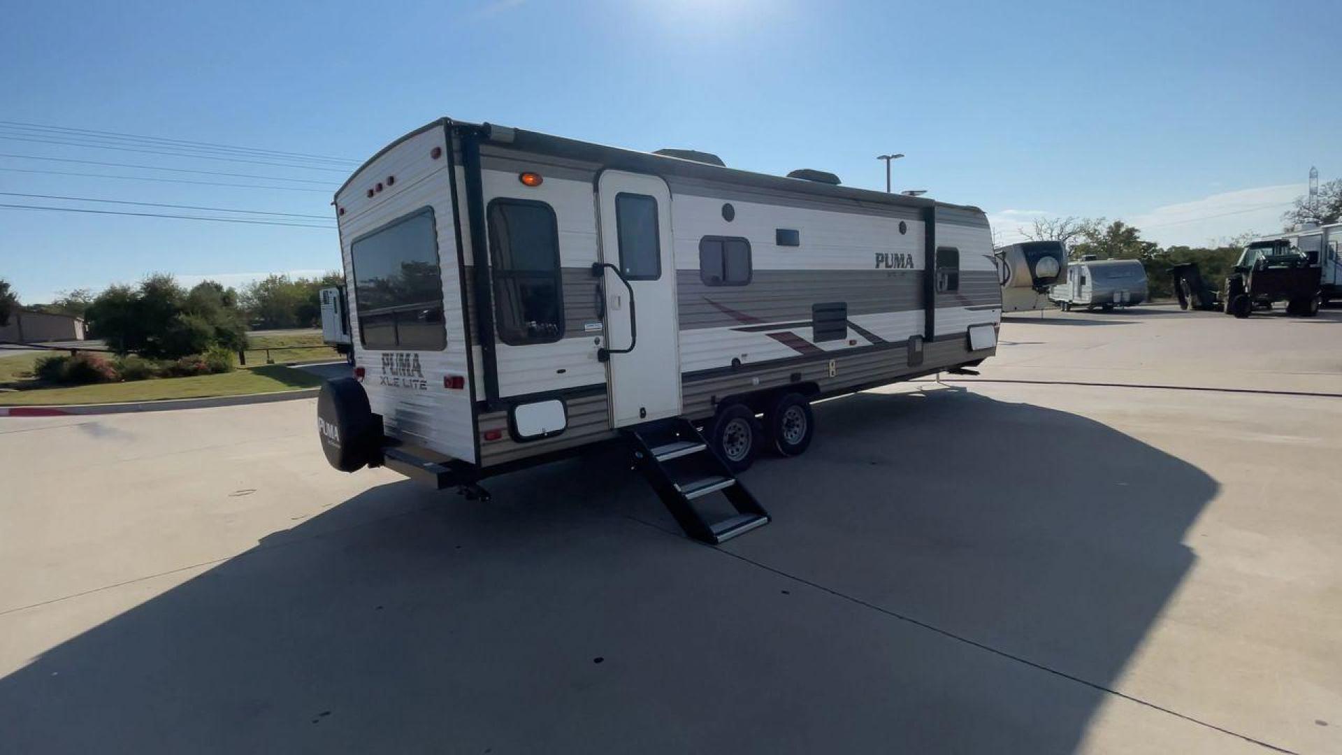 2019 PALOMINO PUMA 25RLC (5ZT2PUPB5K4) , Length: 30.33 ft.| Dry Weight: 5,913 lbs.| Gross Weight: 7,500 lbs. | Slides: 1 transmission, located at 4319 N Main Street, Cleburne, TX, 76033, (817) 221-0660, 32.435829, -97.384178 - The 2022 Forest River Alta 2800KBH is a family-friendly travel The 2019 Palomino Puma 25RLC is a compact and versatile travel trailer designed for couples or small families. With a cozy living area, functional kitchen, and comfortable bedroom, it’s a great option for weekend getaways and short tri - Photo#1